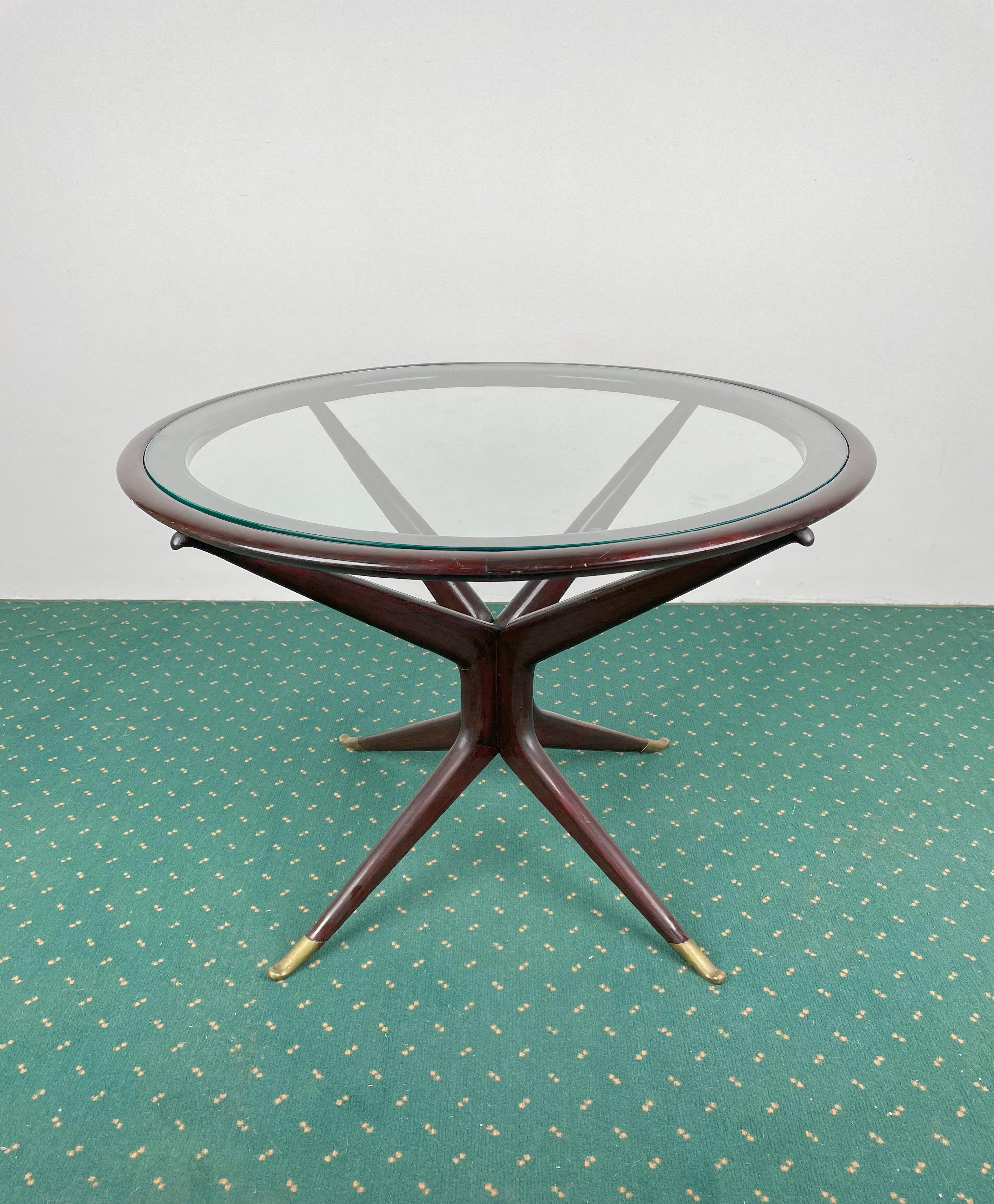 italienischer runder Couchtisch aus den 1950er Jahren mit Holzstruktur, Messingfüßen und Glasablage, der dem italienischen Designer Guglielmo Ulrich zugeschrieben wird.
