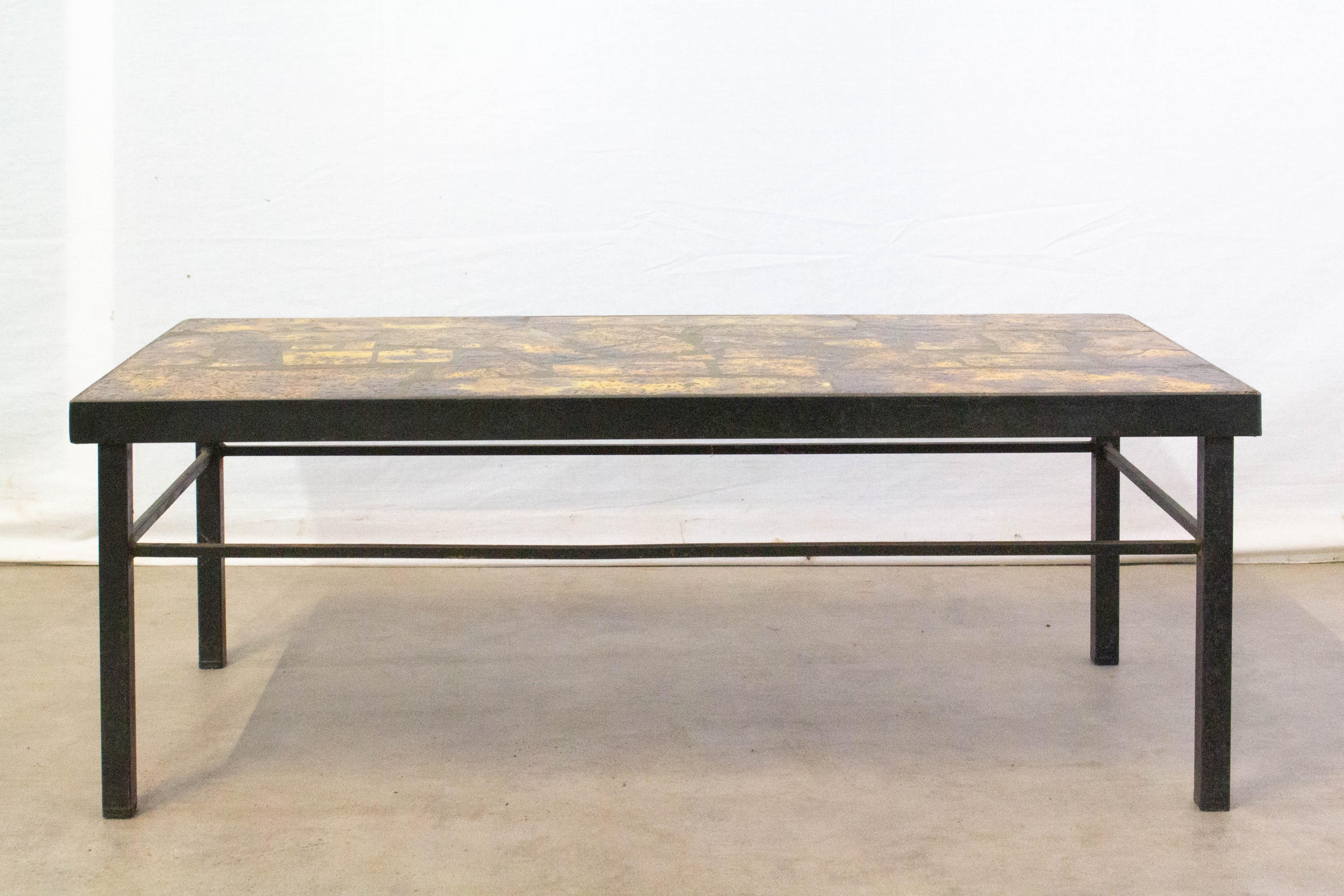 Coffee table in the style of Robert and Jean Cloutier
Fawn colored enamel tiles top between 1960s and 1970s
Metal base with superb patina 
Very heavy.

For shipping:
 46x101X36.5cm 37 kg