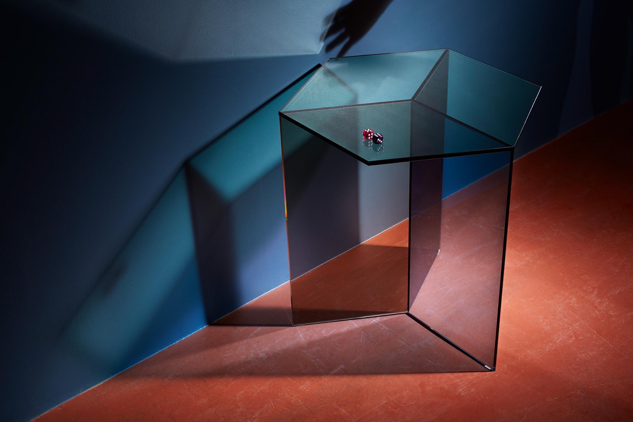 Quadratischer 70 cm Couchtisch Isom aus klarem Glas in Blau, Sebastian Scherer Neo/Craft (Minimalistisch) im Angebot