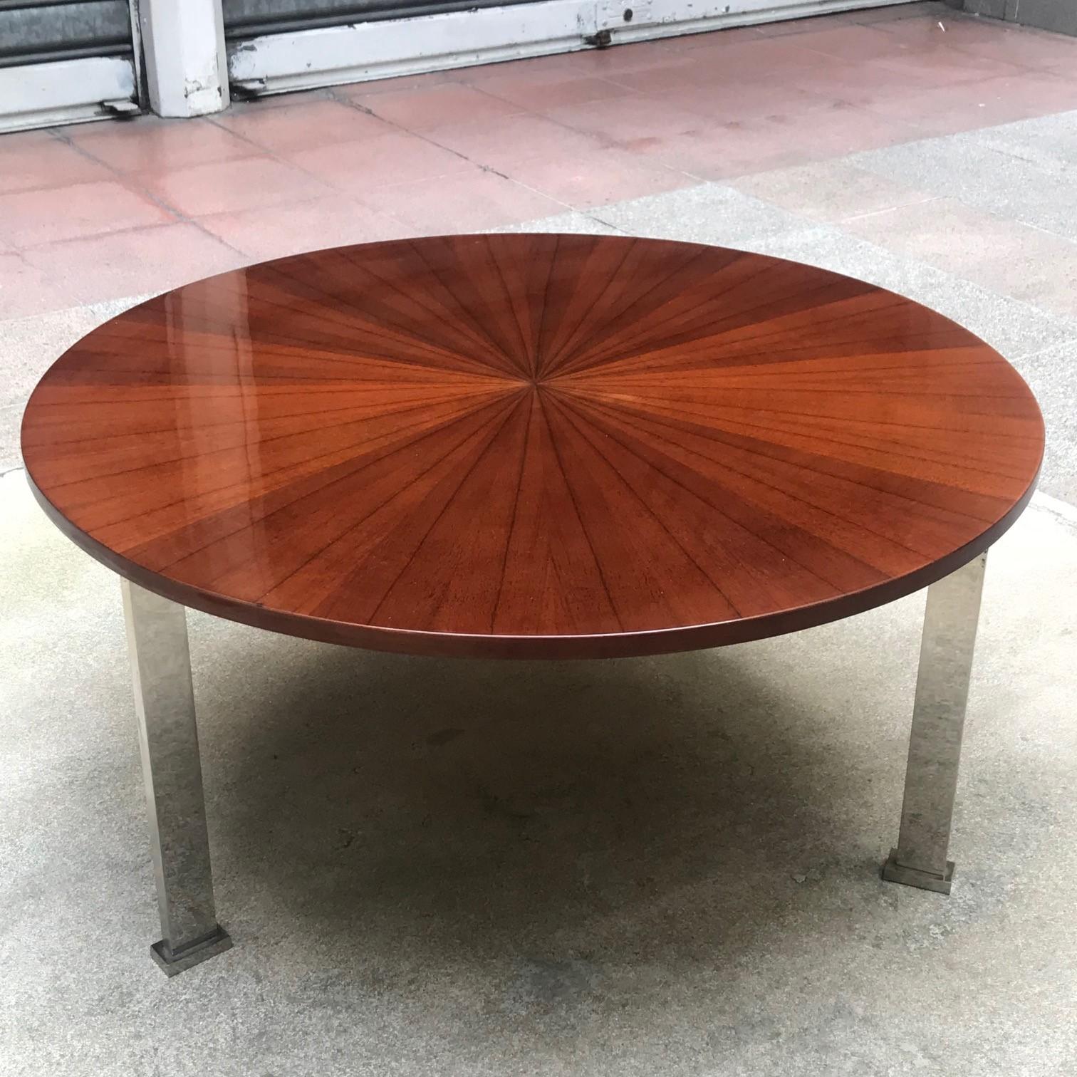 Very beautiful coffee table of Jules Leleu
In Rio rosewood
Sun plating
3 foot in bronze
Measures: Diameter 80 cm
high 40 cm
Perfect condition,
circa 1960.
 