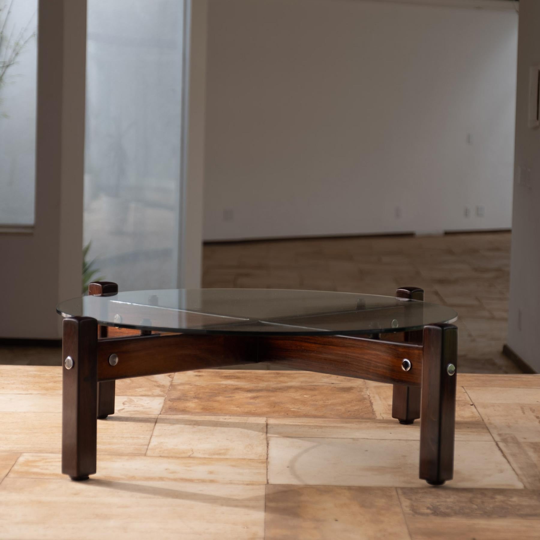 Étonnante table basse Latini conçue par Sergio Rodrigues et produite par Oca, au Brésil, dans les années 1960.
Base en palissandre massif avec détails chromés et plateau en verre.
Cet article a été restauré

Sergio Rodrigues (1927-2014), Rio de