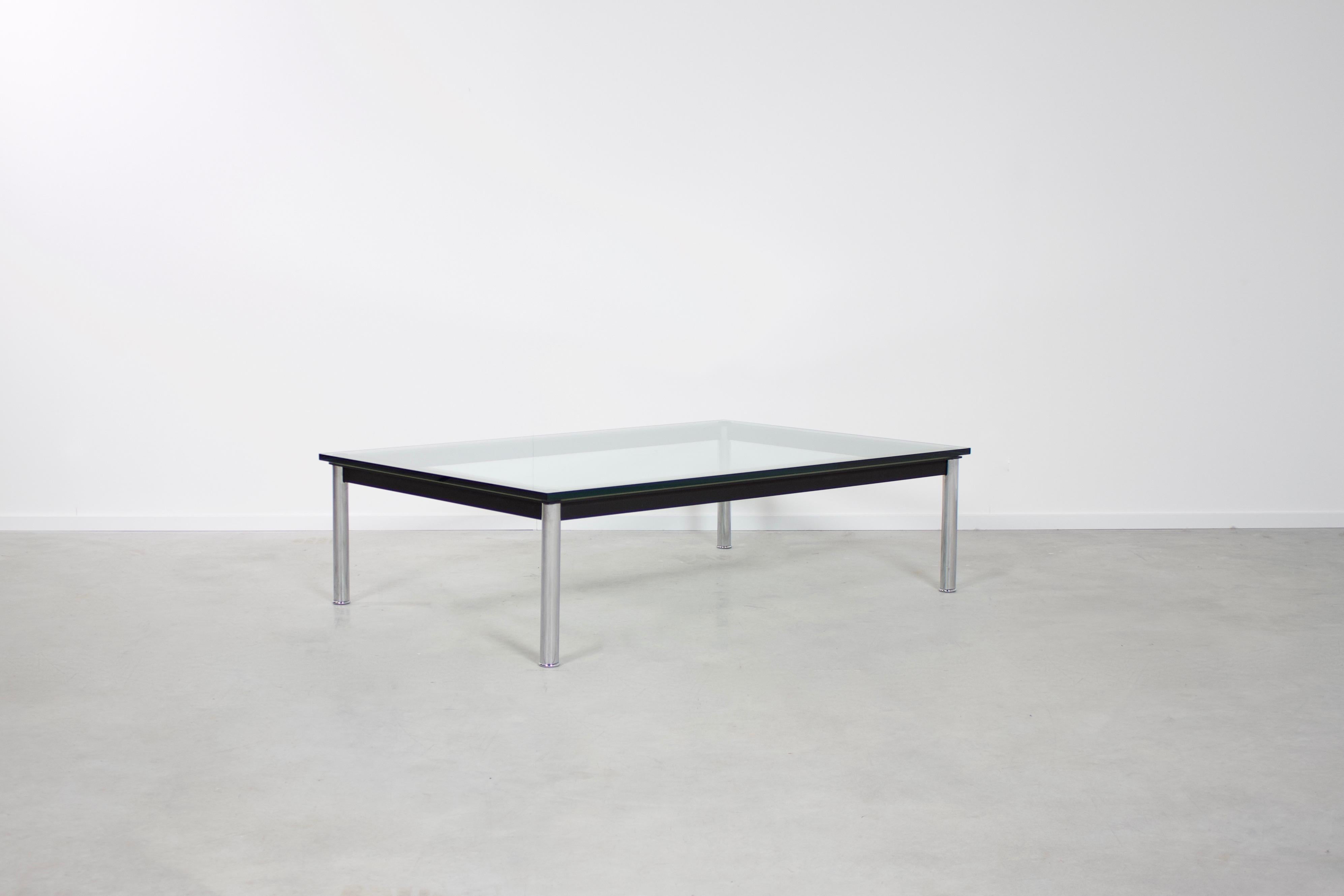 Beautiful LC10 coffee table in very good condition.

Designed by Le Corbusier in 1924

Manufactured by Cassina 

The table has a thick glass top which rests on a mat black frame with chromed feet.

The table is signed and numbered.

We offer a