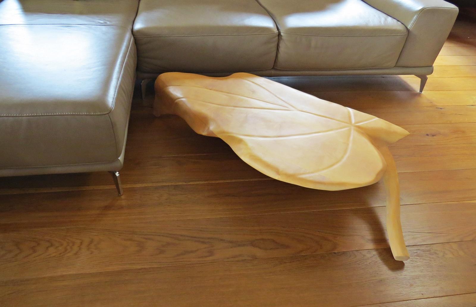 Coffee table in solid maple.
Worked out by hand in leaf form
The deformed leaf - stem / leaf tip / leaf side are the support points
The wood is sculpted and the surface oiled.

Sculptural table as eye-catcher.
Single piece!
     