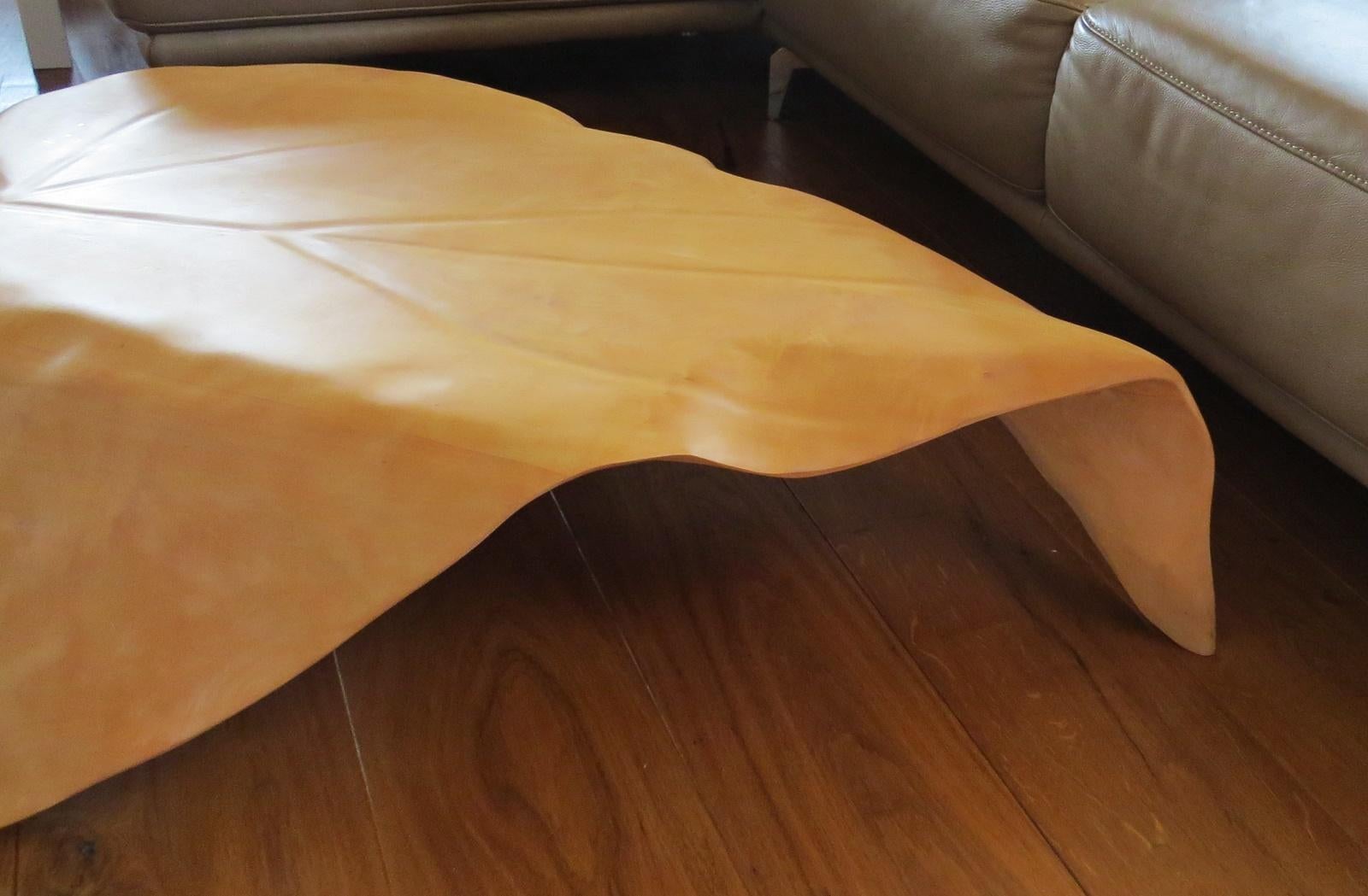 Allemand Table basse en forme de feuille, érable massif en forme organique en vente