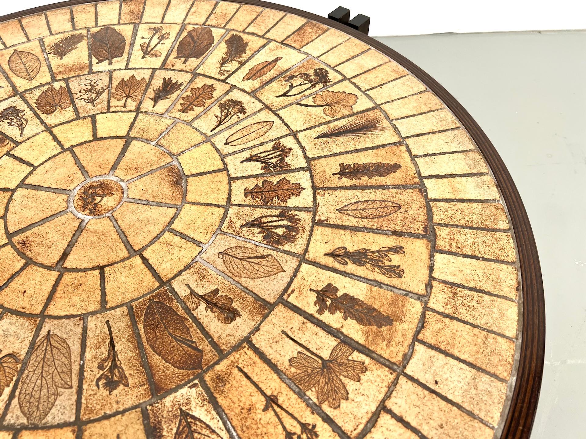 Mesa de centro Les Herbiers del ceramista francés Roger Capron, años 60. Cerámico en venta