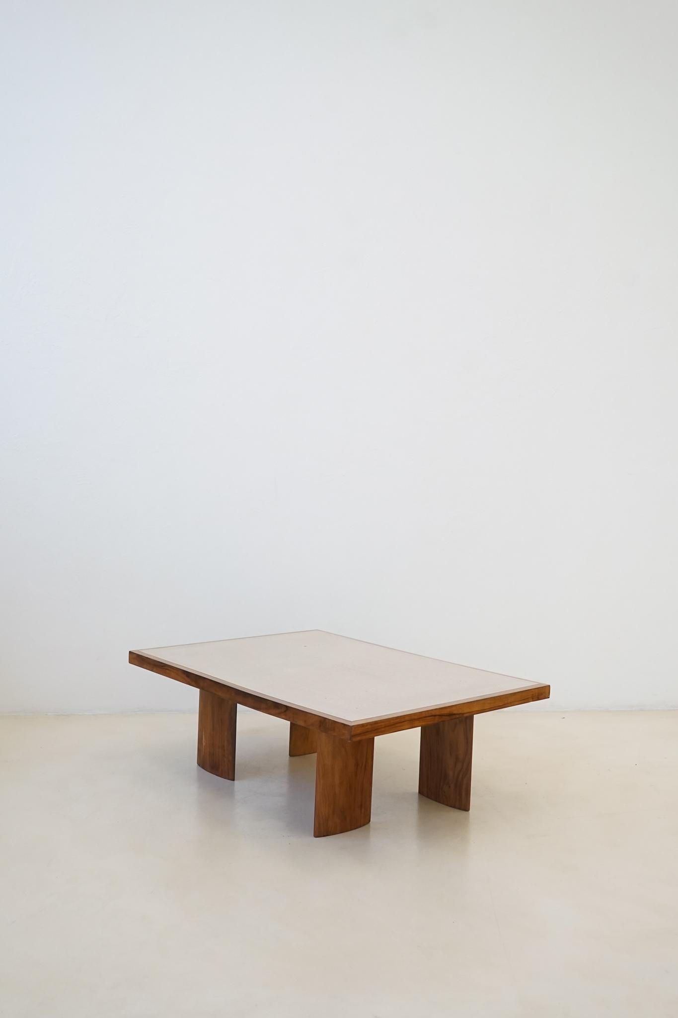Questo tavolino, prodotto negli anni '60, è un raffinato esempio di design brasiliano di metà secolo. Realizzato in Caviuna massiccia, presenta un piano in Formica, una soluzione decorativa ampiamente adottata durante il periodo, apprezzata per la