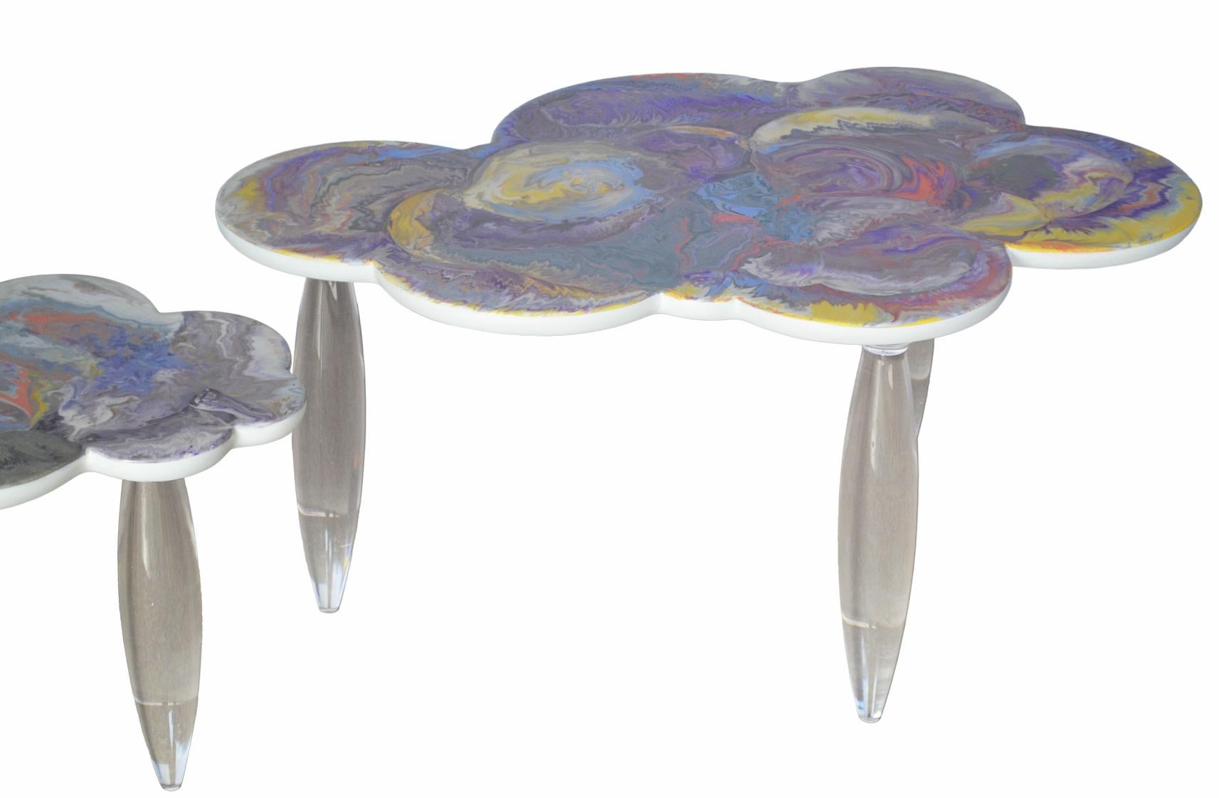 Moderne Table basse avec plateau en scagliola et pieds en plexiglas, fabriquée à la main en Italie, disponible en vente