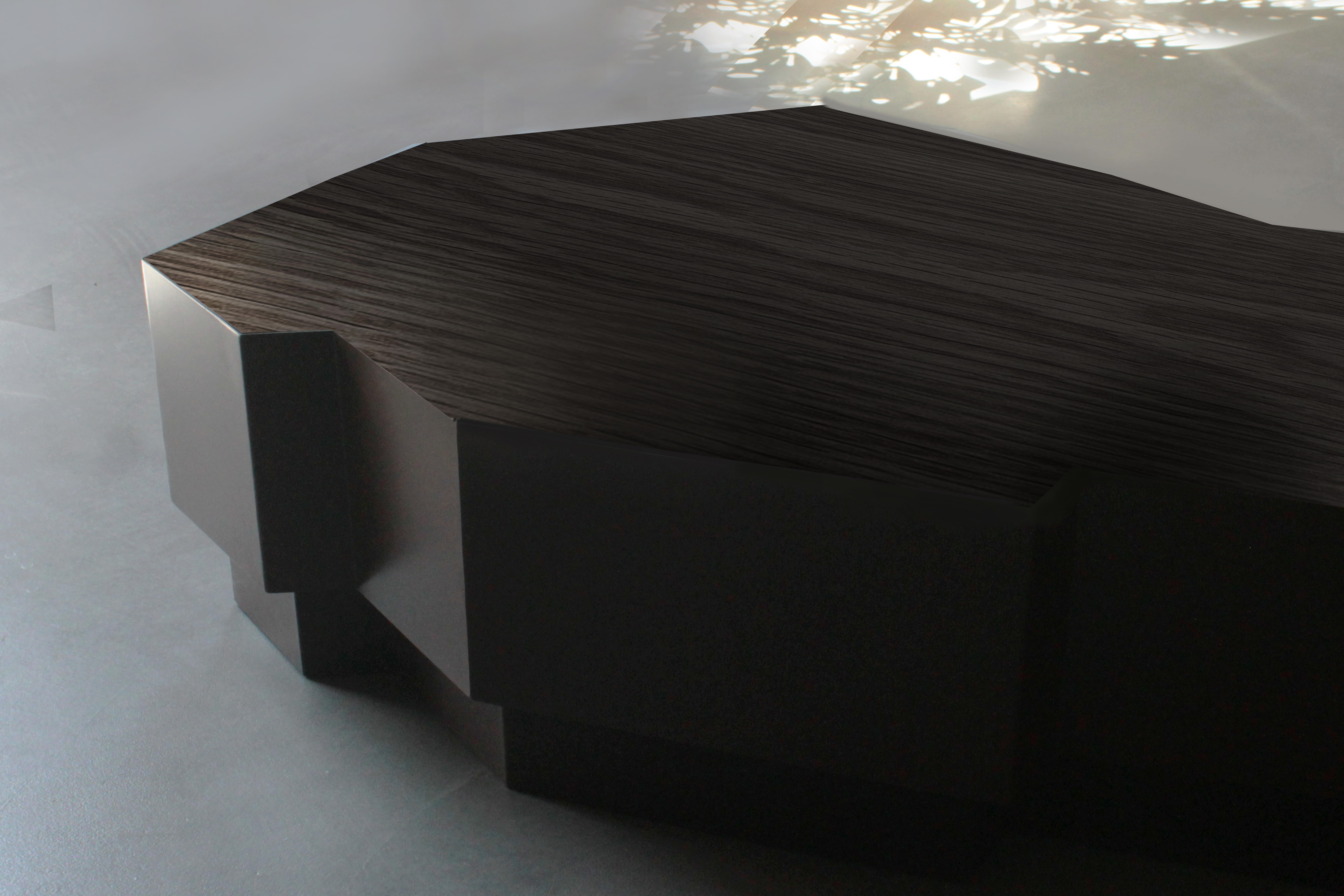 This coffee table is part of a collection inspired by the nature created by the artist and designer Raoul Gilioli.
The artist creates and produces each piece of the collection in collaboration with the best Italian artisans and each piece is