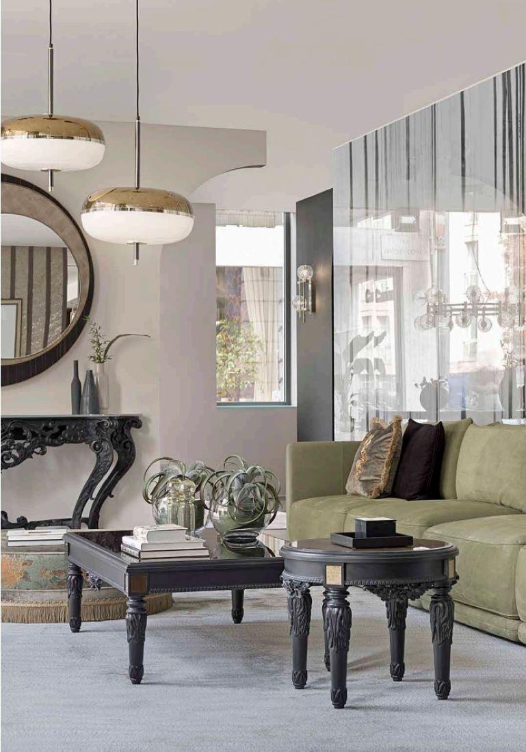 Mesa auxiliar inspirada en el estilo Luis XVI revisitado en clave contemporánea mediante 
el uso de plata oxidada mate  o negro  pátina y la inserción 
de elementos de cristal como remate e inserto decorativo en Vetrite.
Estructura de madera maciza