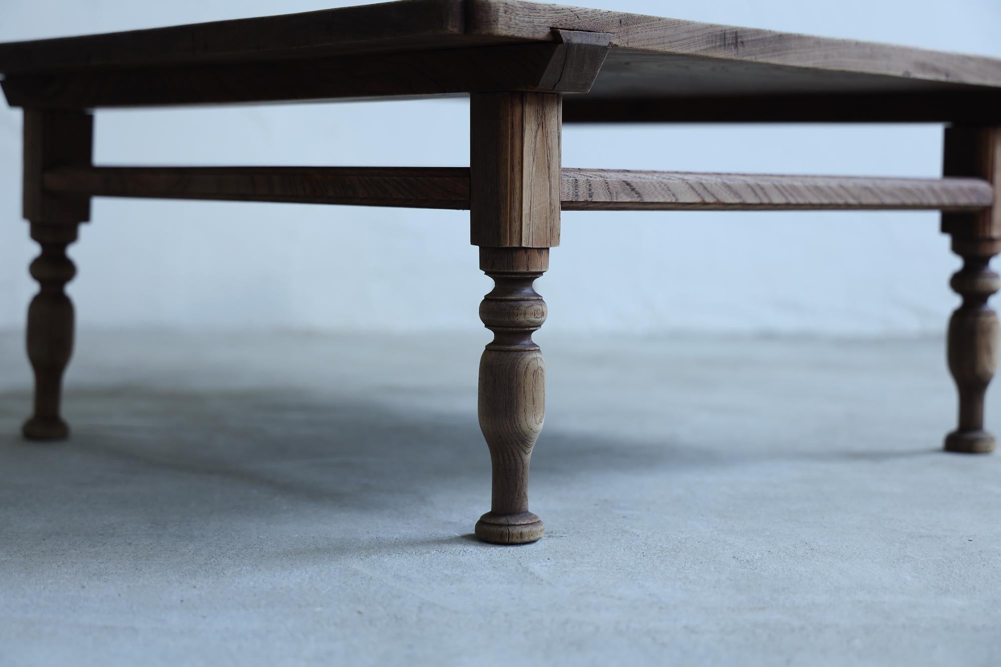 An antique Japanese coffee table produced in the Taisho era.

It is a small table, but very elaborately made.

It is made with the traditional technique used in Japanese shrines.

The material is high-quality zelkova wood. It is a precious single
