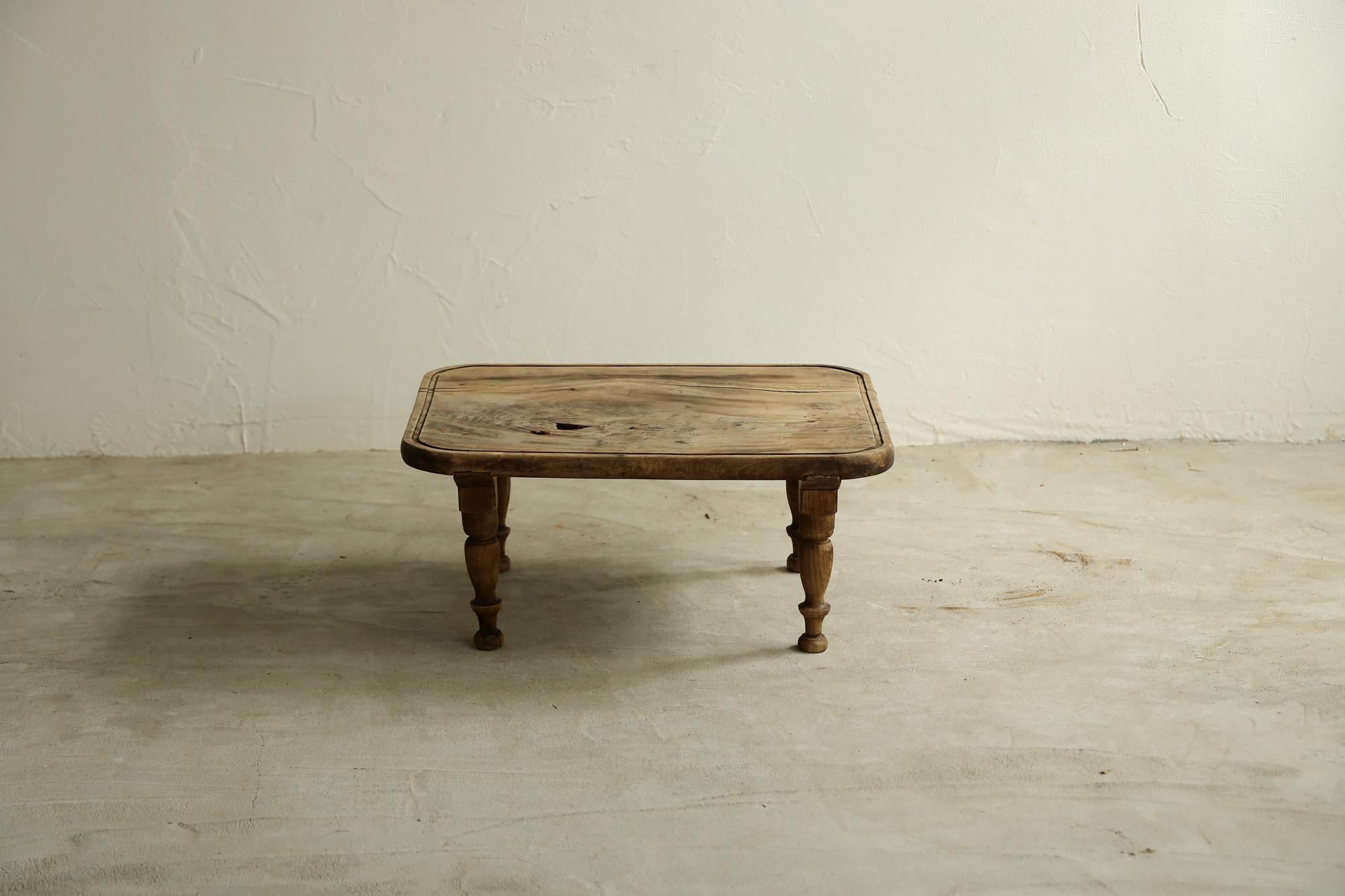 An antique Japanese coffee table produced in the Taisho era.

It is a small table, but very elaborately made.

It is made with the traditional technique used in Japanese shrines.

The material is high-quality zelkova wood. It is a precious single