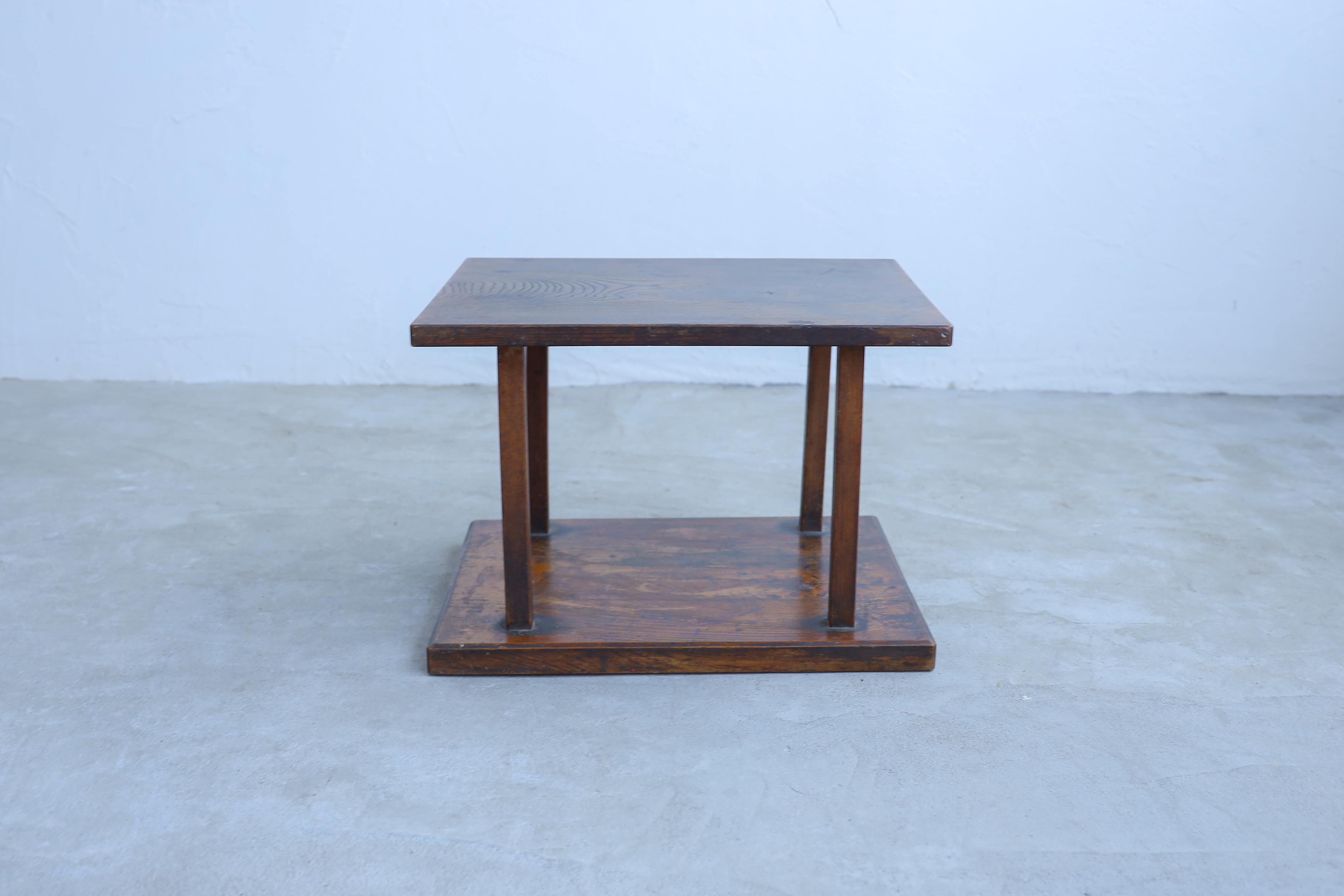 Dies ist ein antiker japanischer Couchtisch aus der Taisho-Zeit. 

Dieser kleine Tisch ist ein Stück, das exquisite Handwerkskunst zeigt. 

Er wurde in der japanischen Teezeremonie als Ständer für Utensilien verwendet.

Das MATERIAL ist