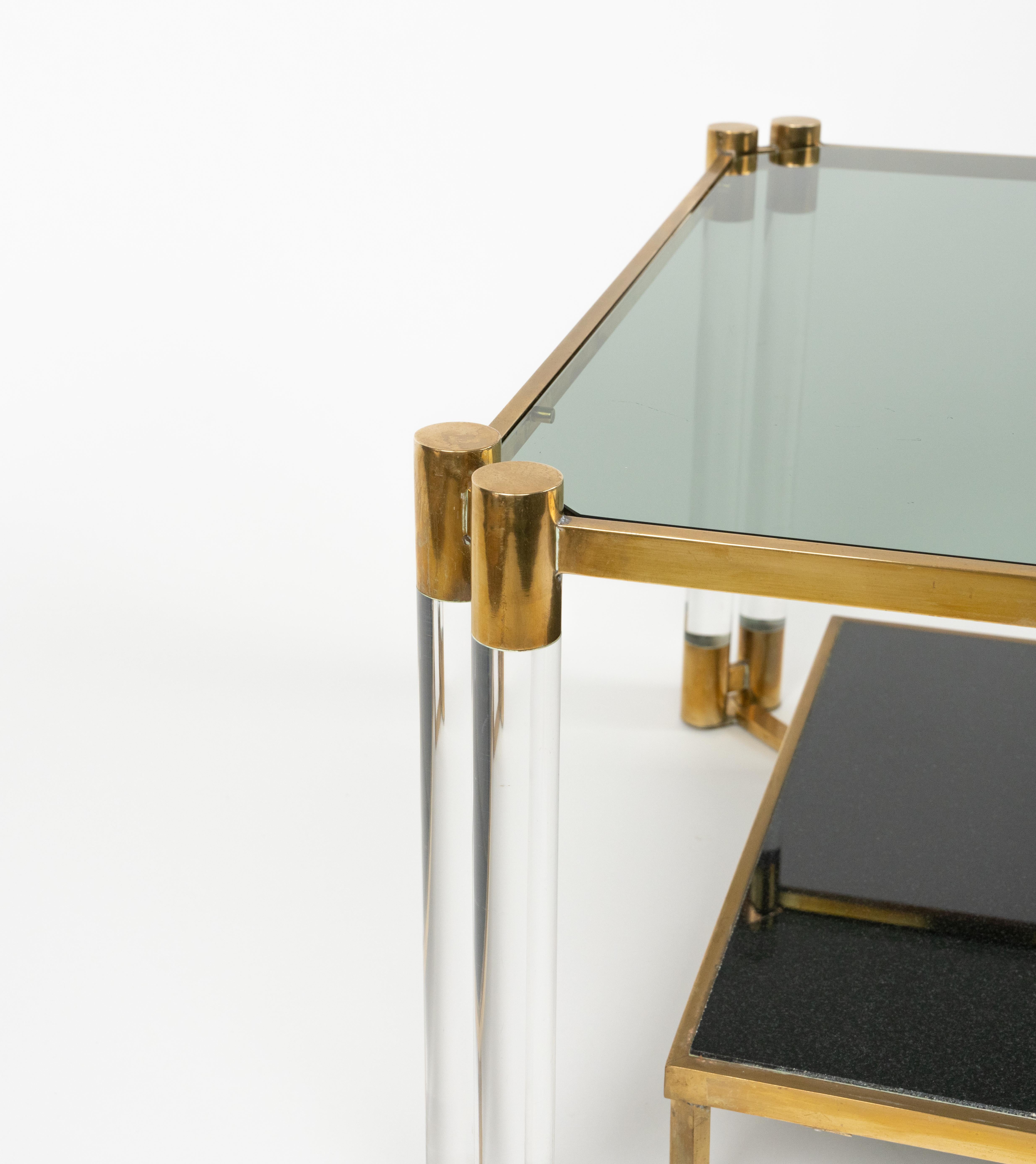 Table basse en lucite, laiton, céramique et verre fumé Style Charles Hollis Jones en vente 4