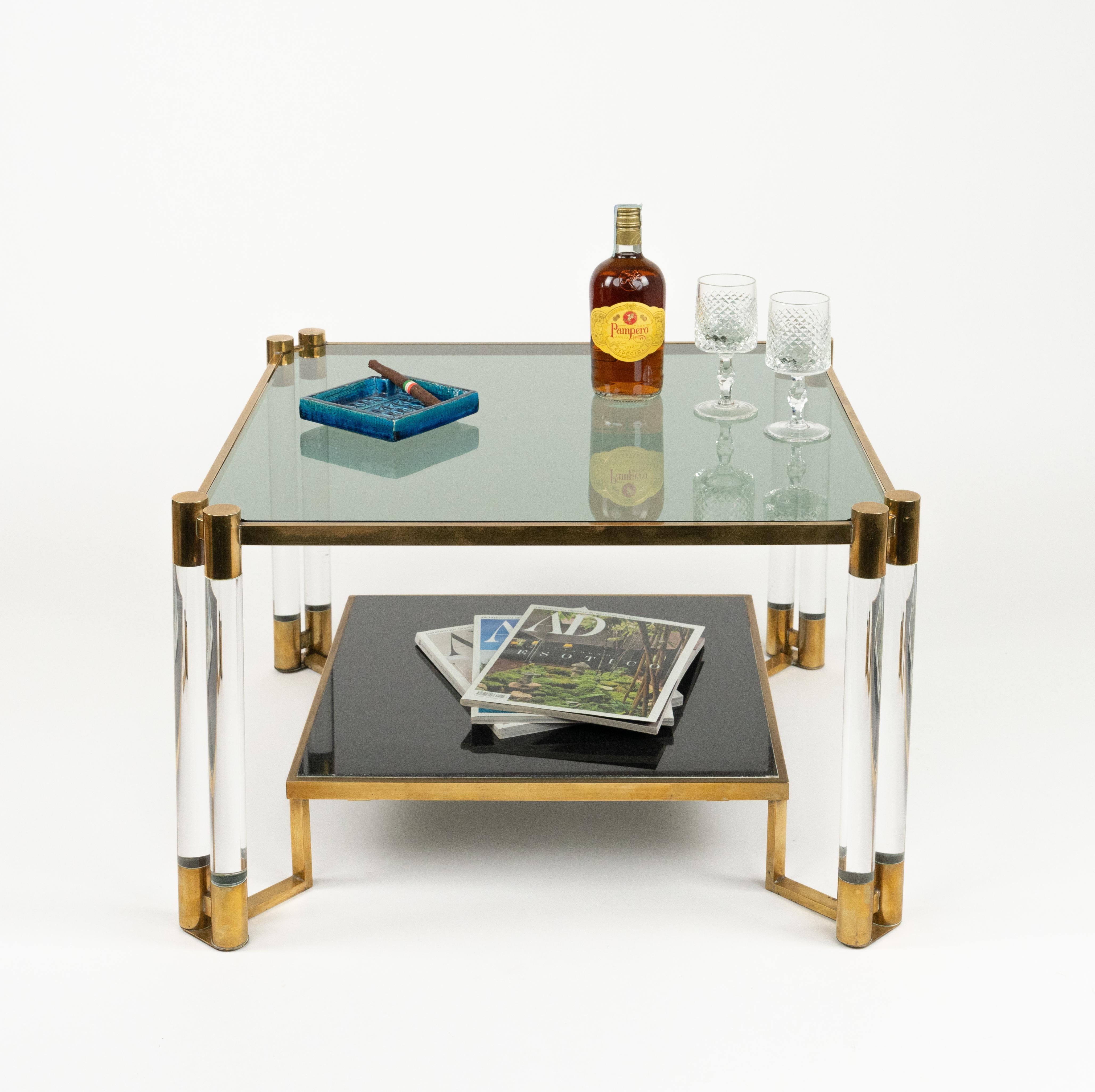 Table basse en lucite, laiton, céramique et verre fumé Style Charles Hollis Jones en vente 9