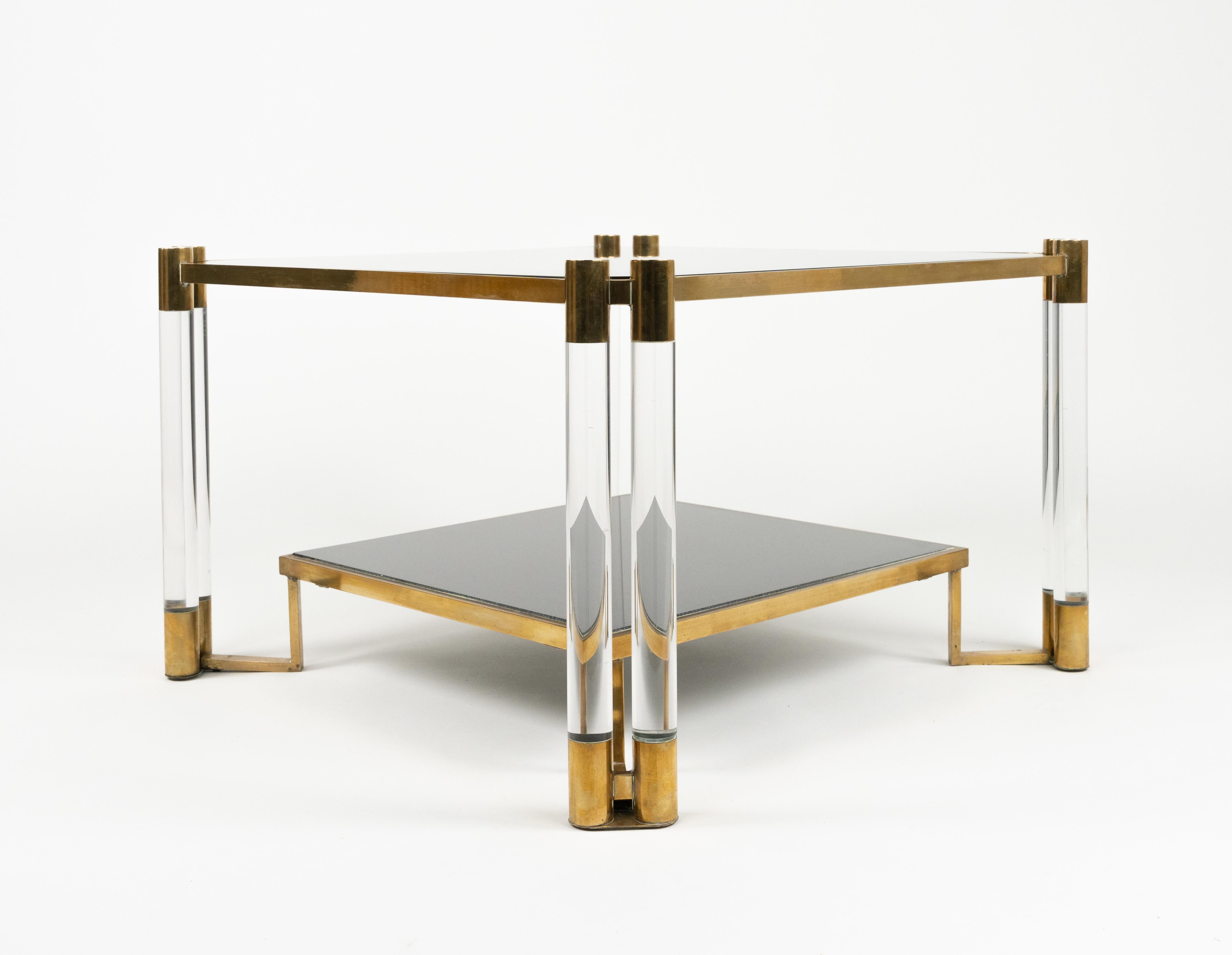 italien Table basse en lucite, laiton, céramique et verre fumé Style Charles Hollis Jones en vente