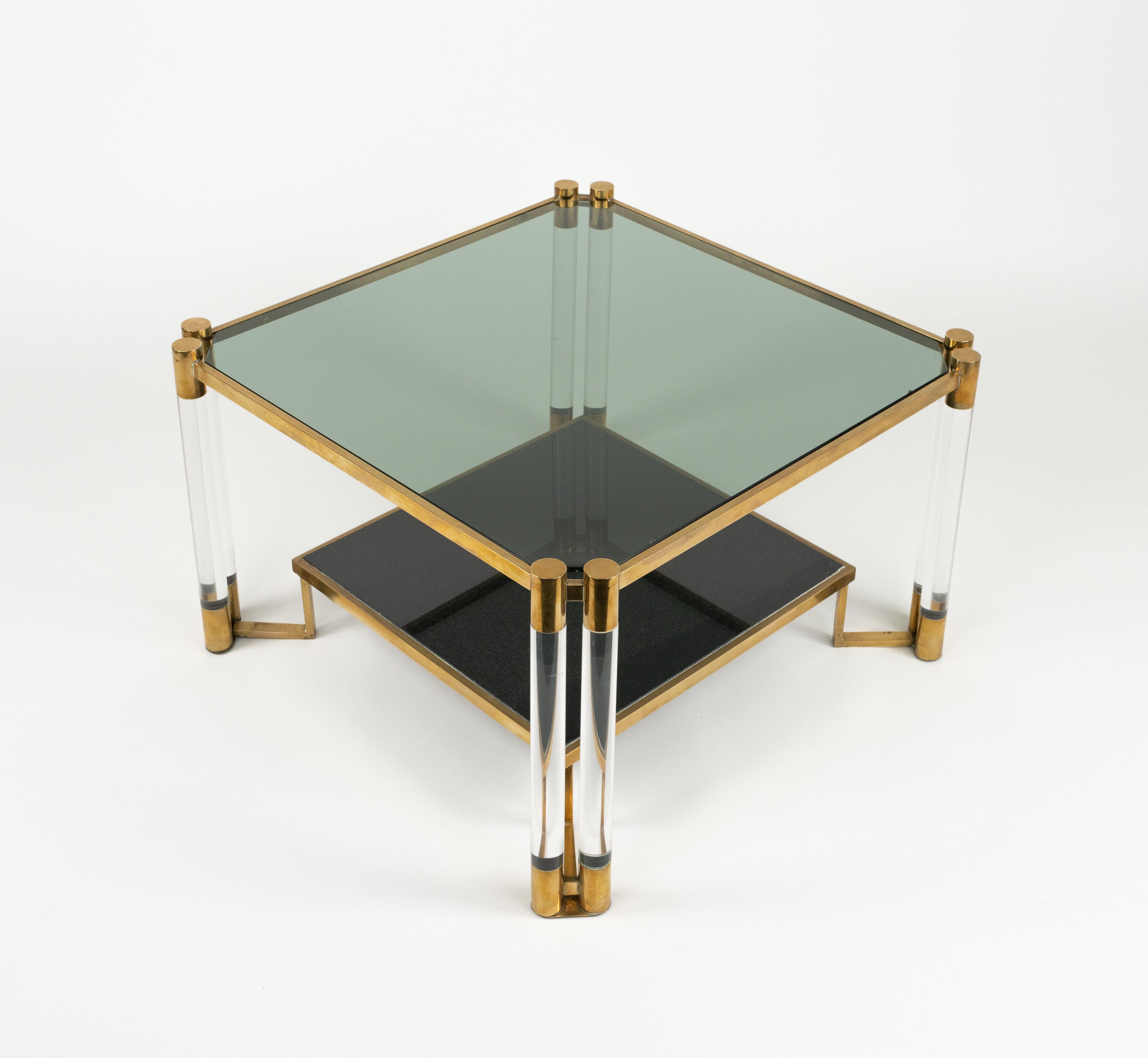 Table basse en lucite, laiton, céramique et verre fumé Style Charles Hollis Jones Bon état - En vente à Rome, IT