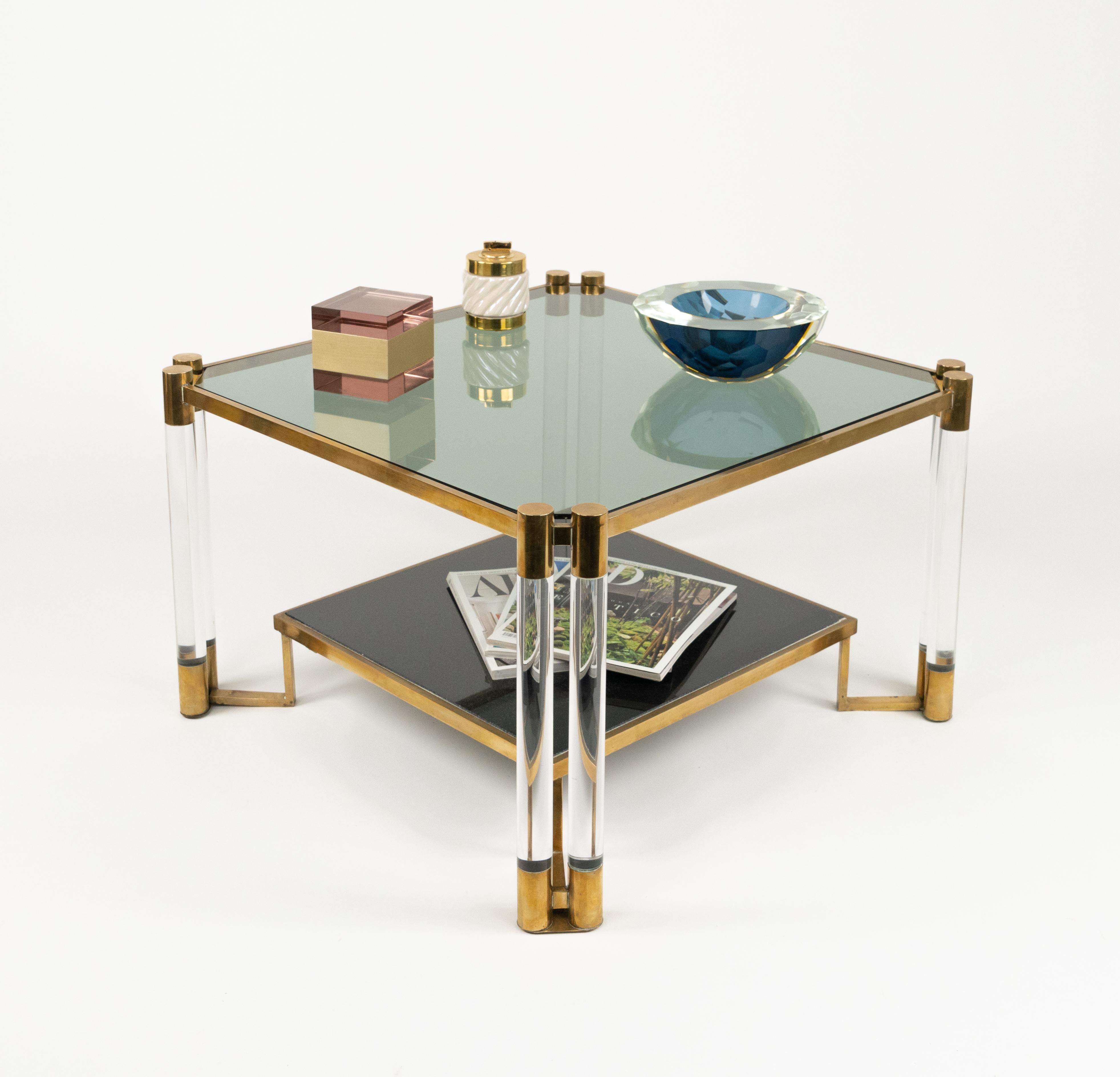 Métal Table basse en lucite, laiton, céramique et verre fumé Style Charles Hollis Jones en vente