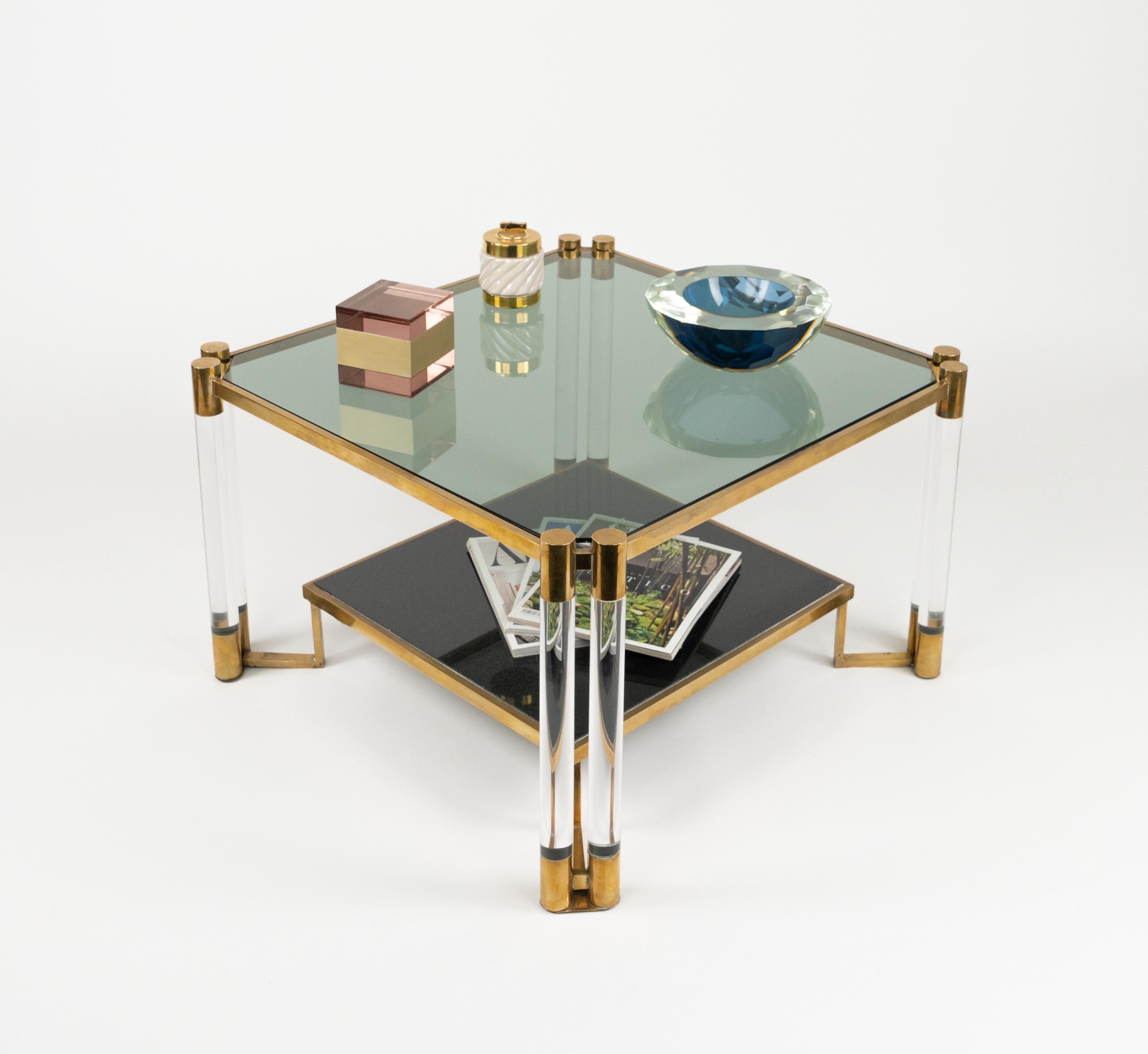 Table basse en lucite, laiton, céramique et verre fumé Style Charles Hollis Jones en vente 1