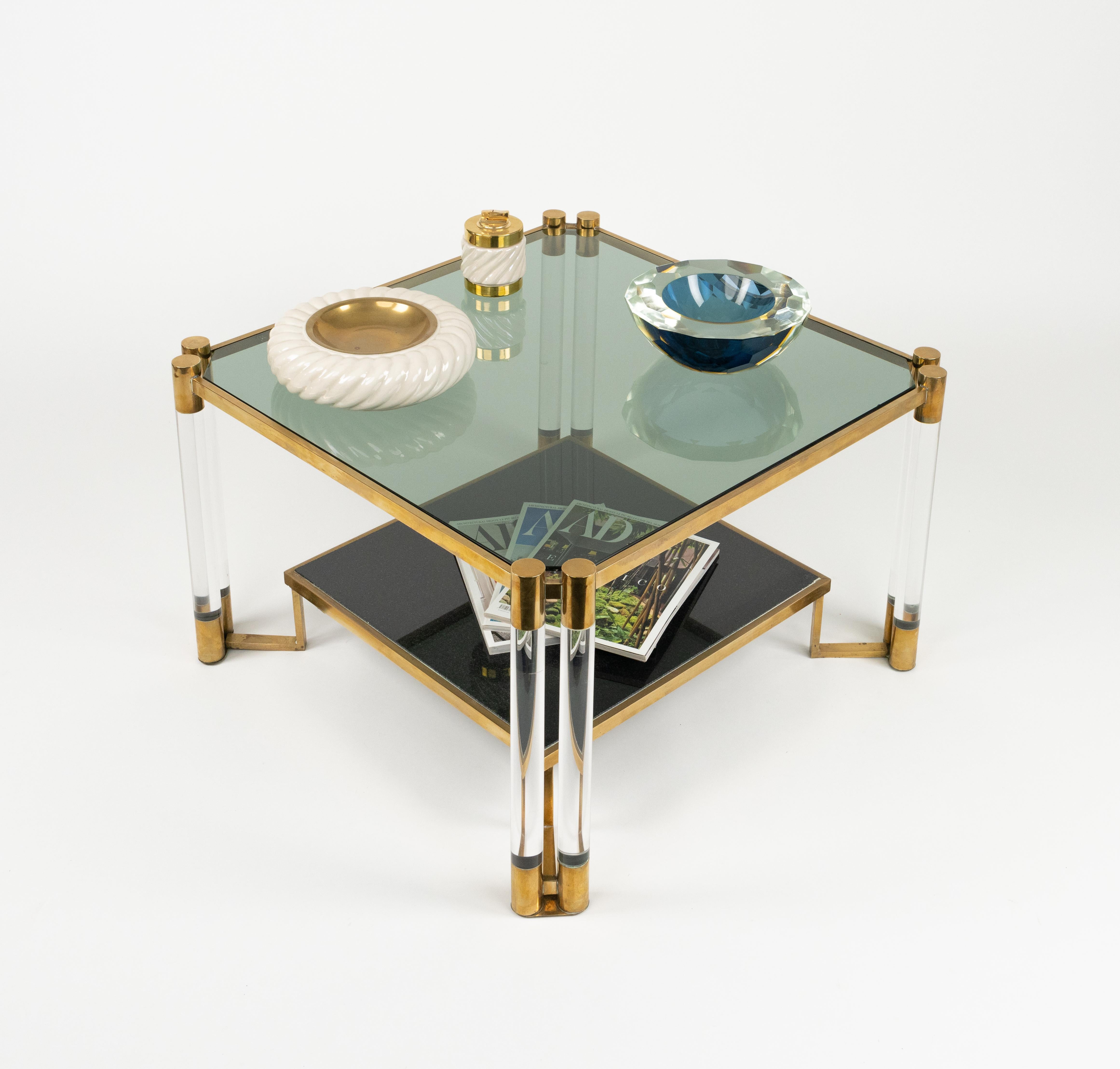 Table basse en lucite, laiton, céramique et verre fumé Style Charles Hollis Jones en vente 2