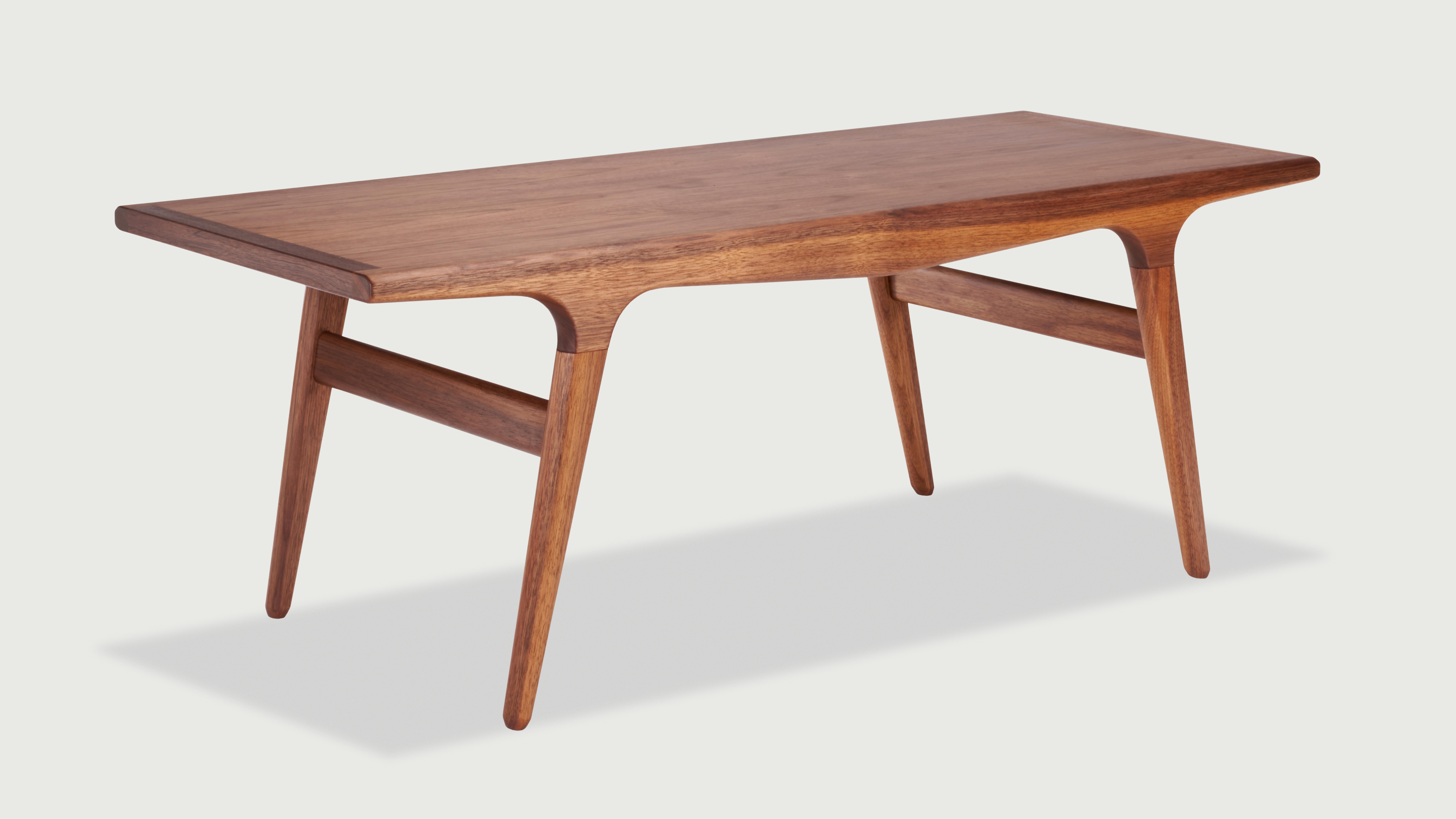 Mid-Century Modern Coffee table made in american walnut  For Sale