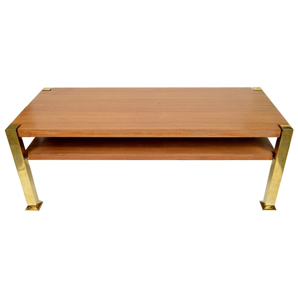 Table basse avec étagère, pieds en laiton et plateau et étagère en bois, stratifié noyer. Fabrication italienne des années 1970. Cm 45.5 x 109 x 41 (H), inches 17.91 x 42.91 x 16.14 (H).