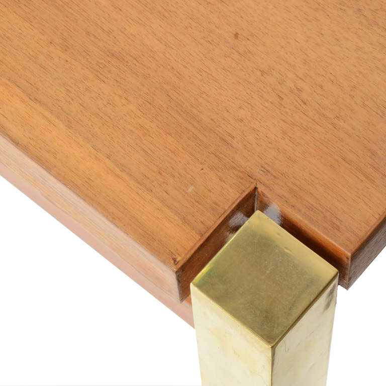 Fin du 20e siècle Table basse fabriquée en Italie dans les années 1970 avec des pieds en laiton et un plateau en bois et une étagère
