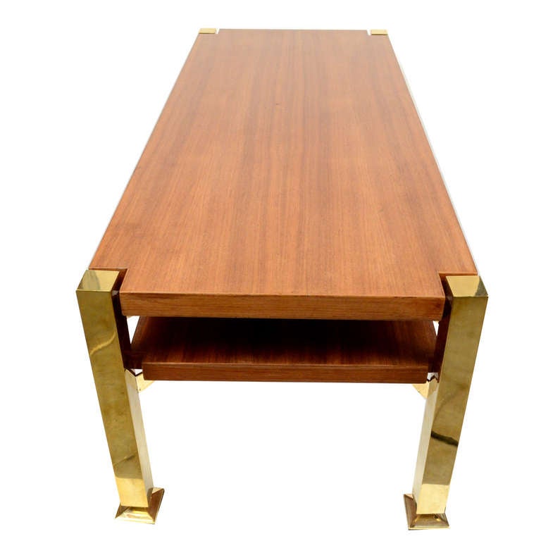 Bois Table basse fabriquée en Italie dans les années 1970 avec des pieds en laiton et un plateau en bois et une étagère