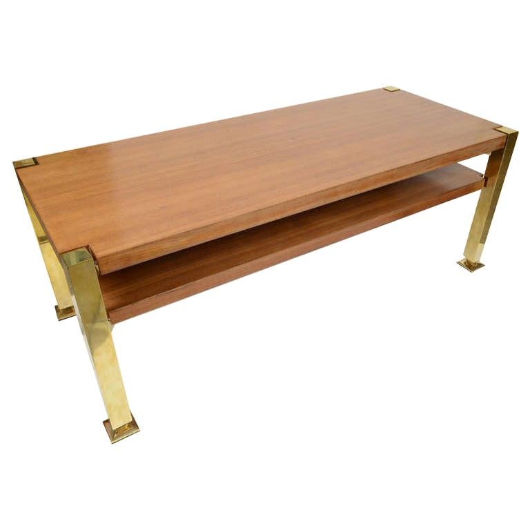 Table basse fabriquée en Italie dans les années 1970 avec des pieds en laiton et un plateau en bois et une étagère