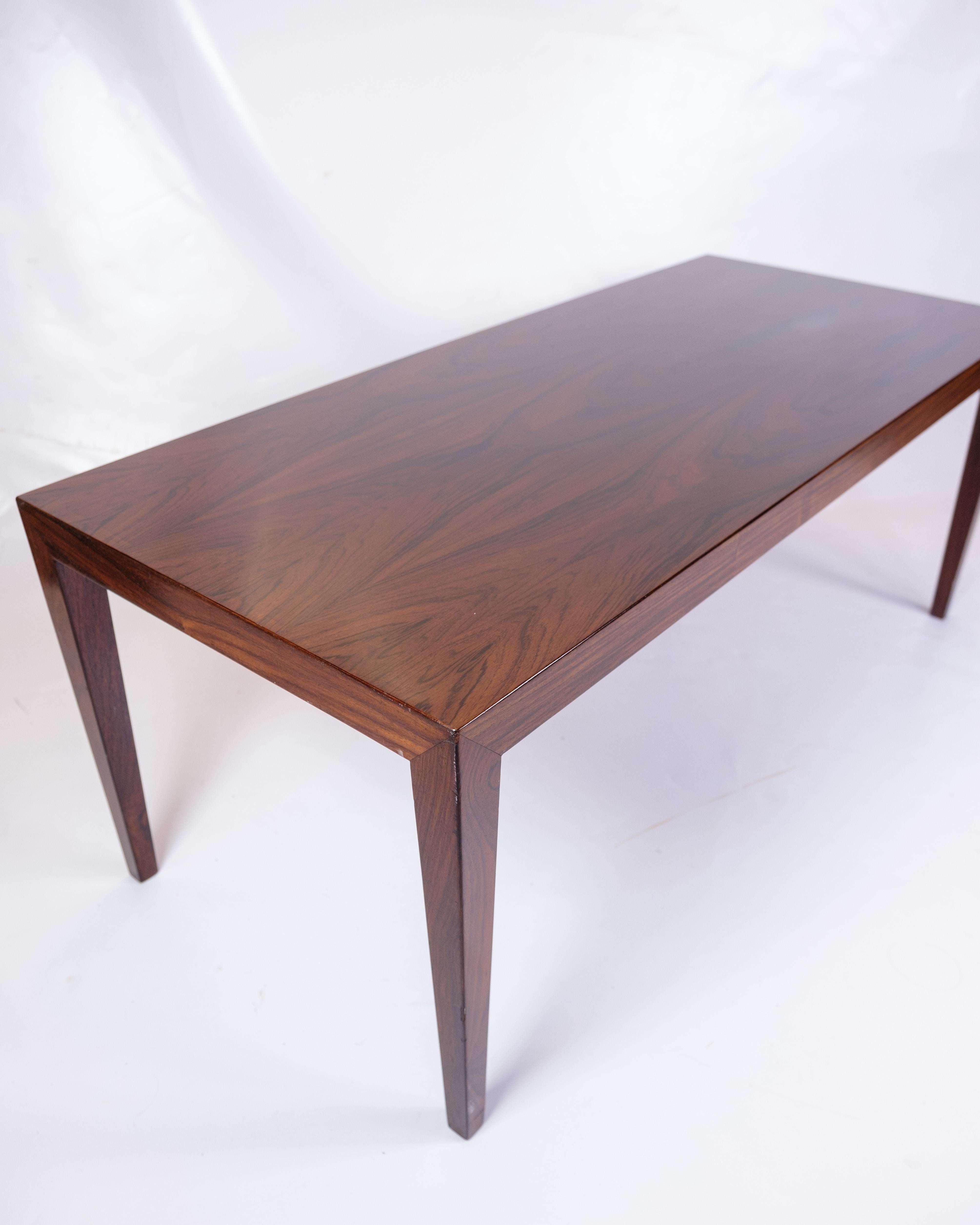 Cette table basse en bois de rose, conçue par Severin Hansen dans les années 1960, est un excellent exemple du design moderne danois du milieu du siècle. Les tons riches et foncés du bois de rose et les motifs uniques du grain confèrent à la table