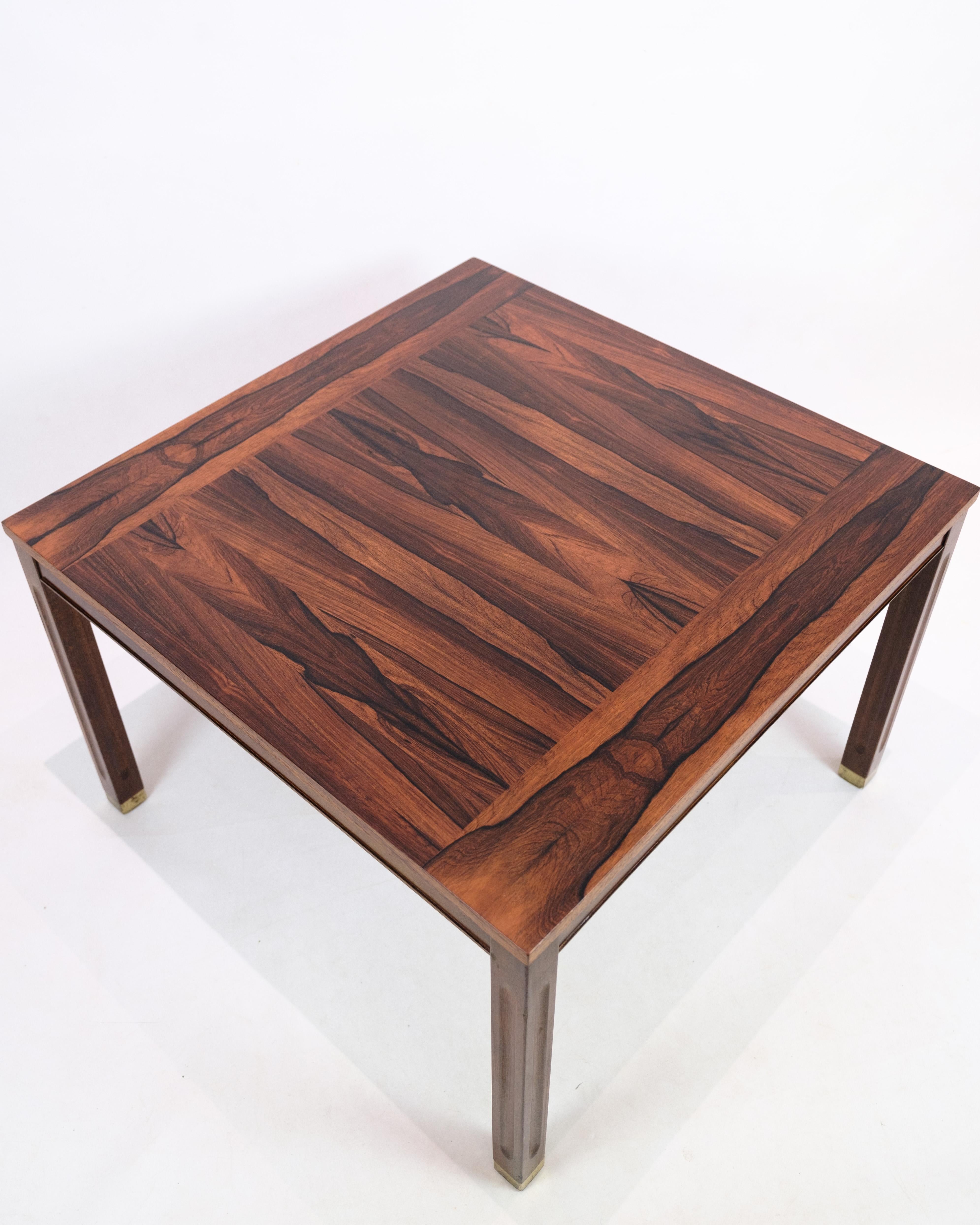 Table basse en bois de rose de Dansk Design avec protège-pieds en laiton des années 1960. Révisé dans notre atelier avec une rare lueur dans la plaque supérieure et une belle structure. Fabriqué et conçu par un artiste inconnu.

Dimensions : H:47cm