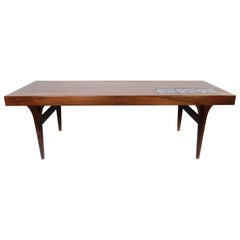 Tavolino in palissandro con piastrelle blu di Johannes Andersen degli anni '60