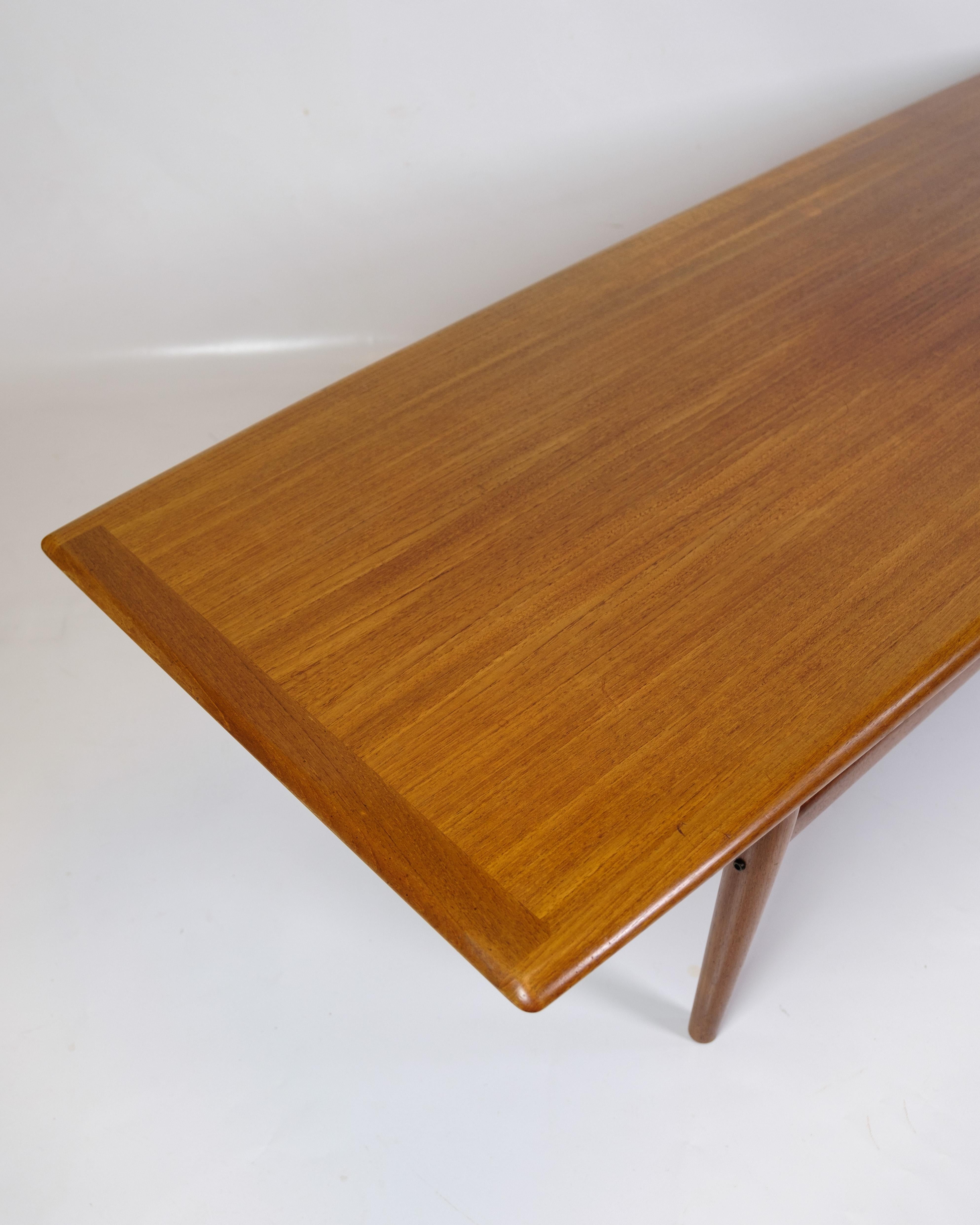 Teak coffee table, designed by Grete Jalk and manufactured by Glostrup Møbelfabrik in the 1960s. The table has a simple and stylish design, which is characteristic of Danish furniture from the period. The teak wood gives the table a warm color tone