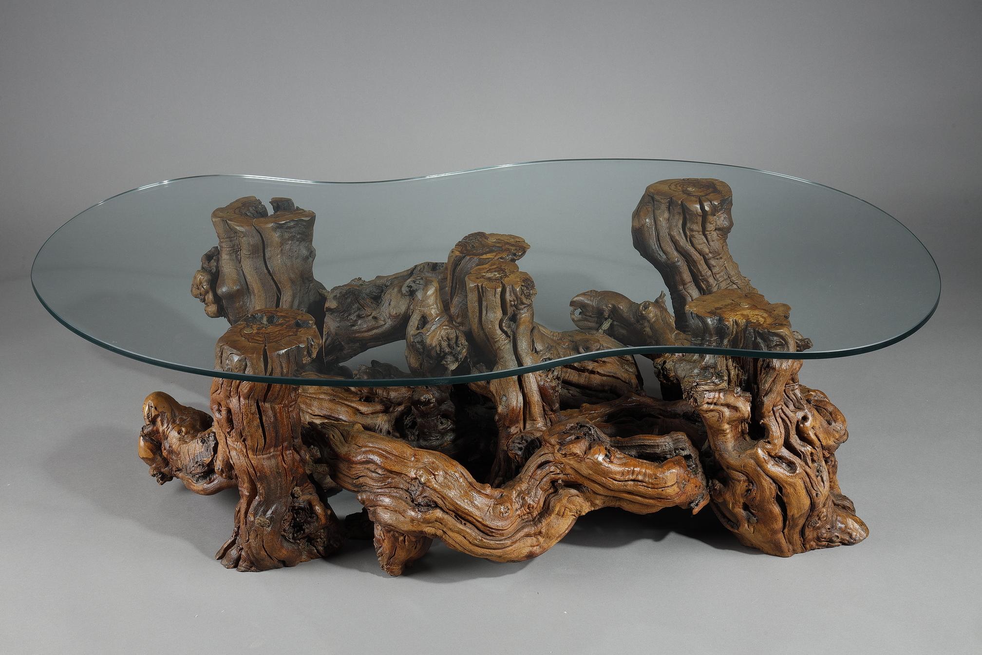 Table basse faite de racines d'arbres avec plateau en verre en forme de haricot. Bon état - En vente à Paris, FR
