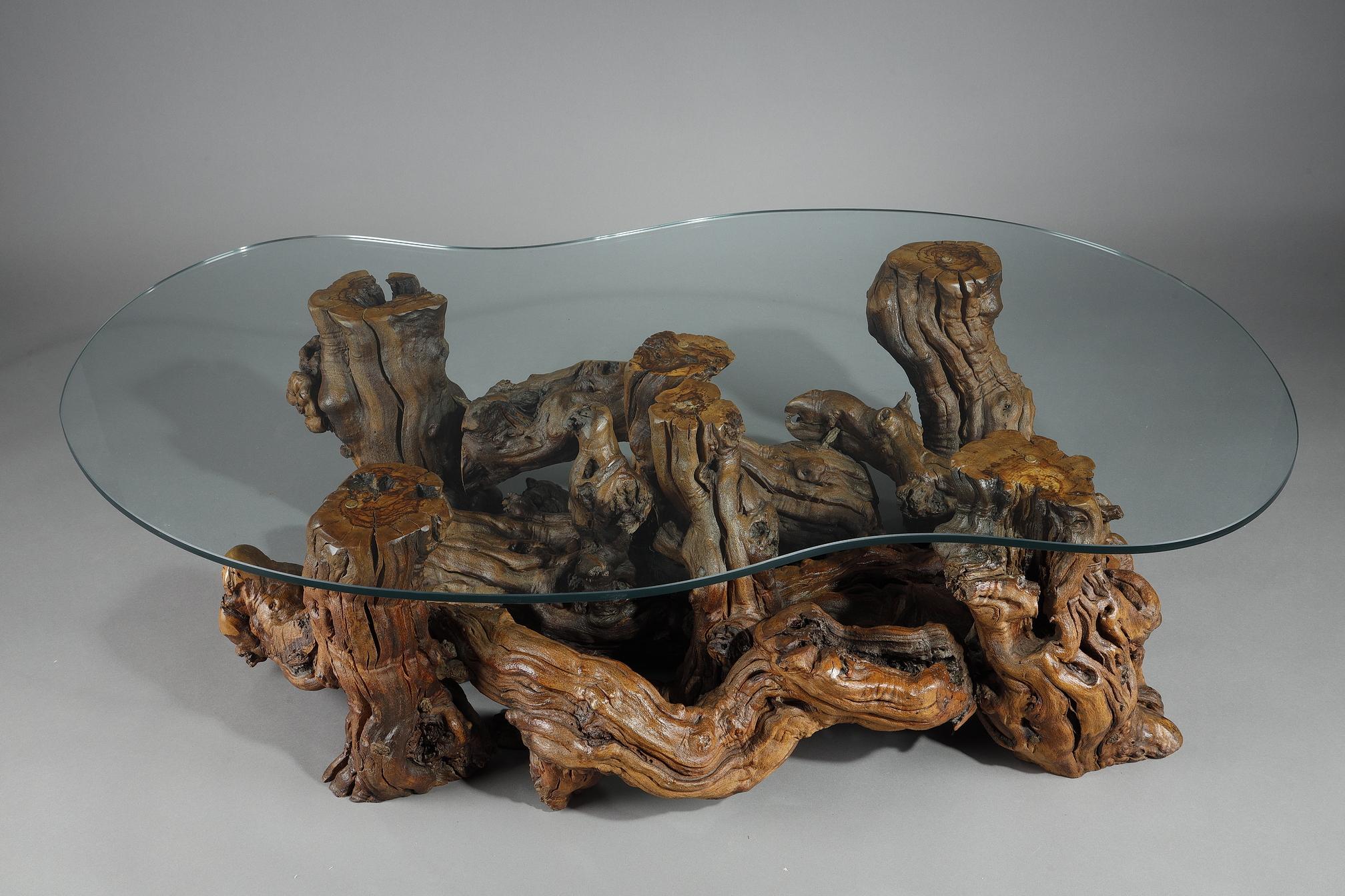 Milieu du XXe siècle Table basse faite de racines d'arbres avec plateau en verre en forme de haricot. en vente