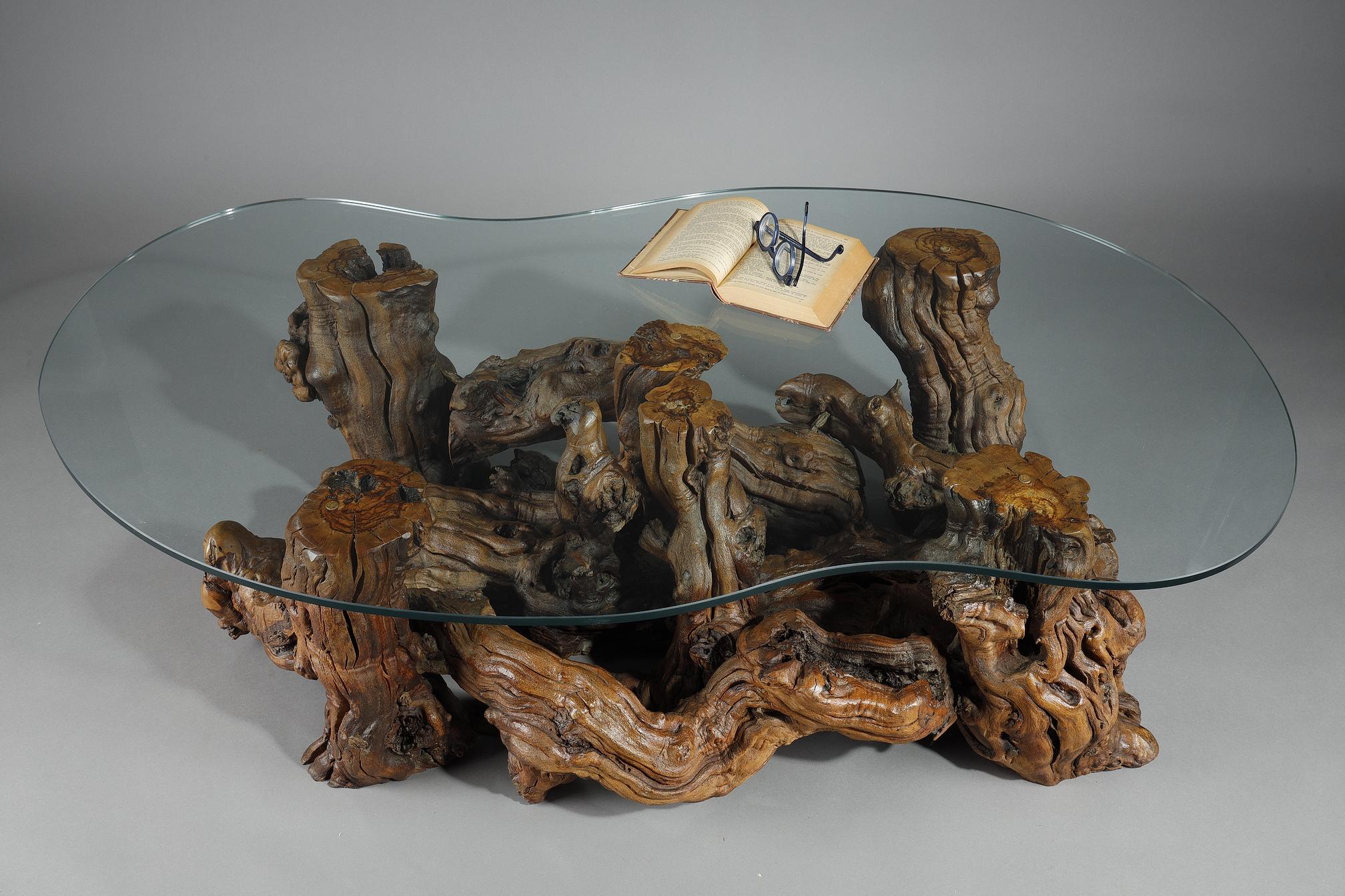 Bois Table basse faite de racines d'arbres avec plateau en verre en forme de haricot. en vente