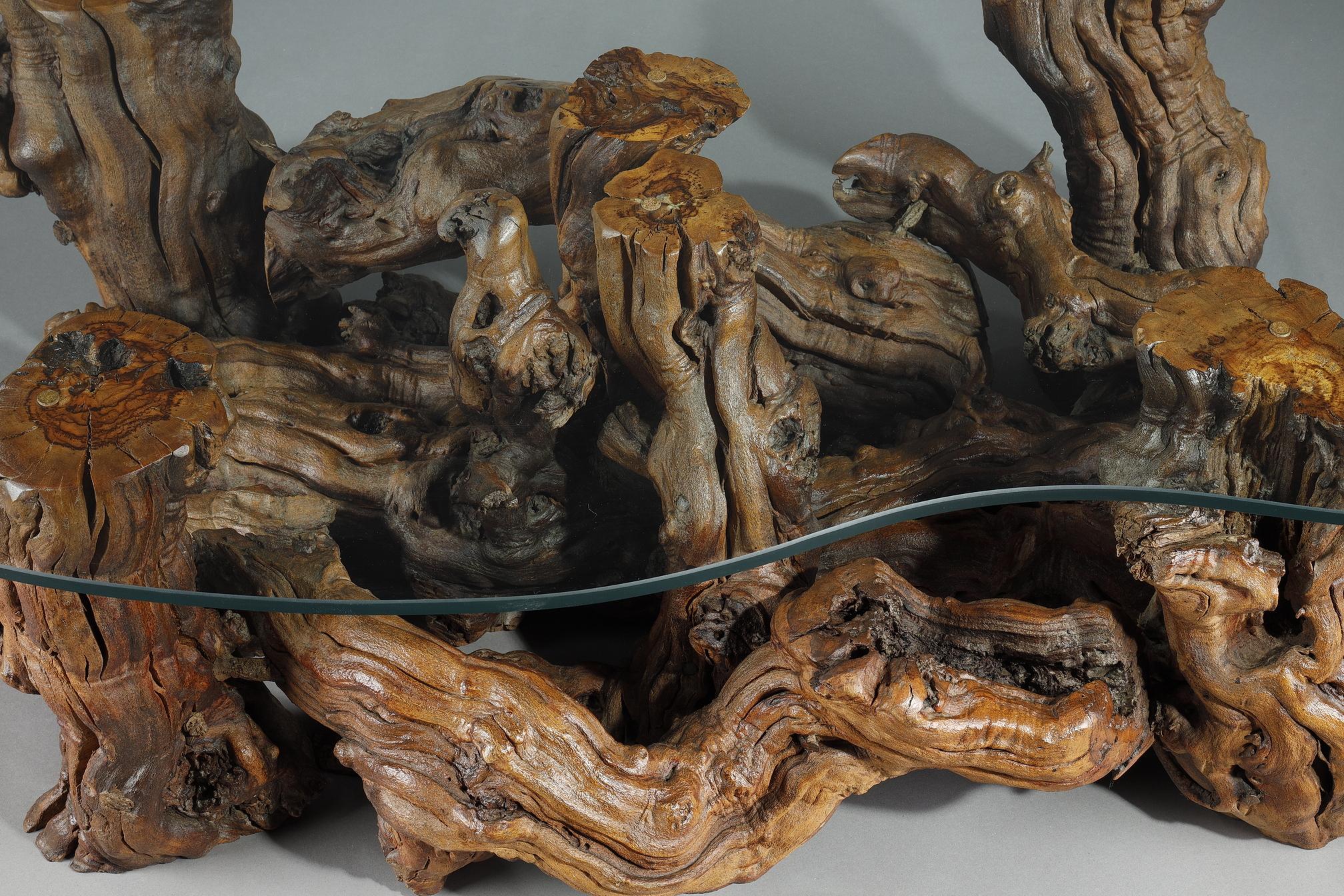 Table basse faite de racines d'arbres avec plateau en verre en forme de haricot. en vente 2