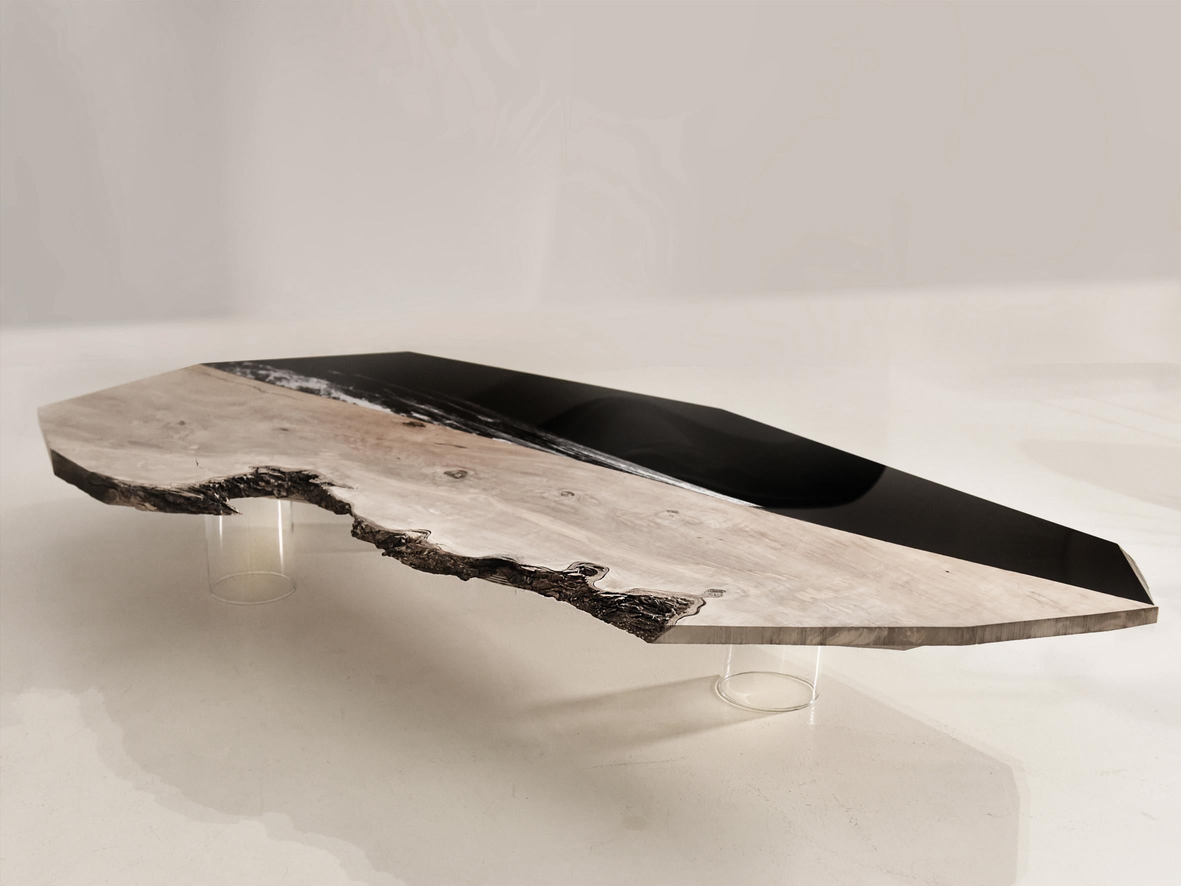 Cette table basse fait partie d'une collection inspirée par la nature créée par l'artiste et designer Raoul Gilioli.
La valeur de cette table est donnée par le bois que l'artiste a utilisé. C'est un bois d'olivier vieux de 1200 ans qui provient des