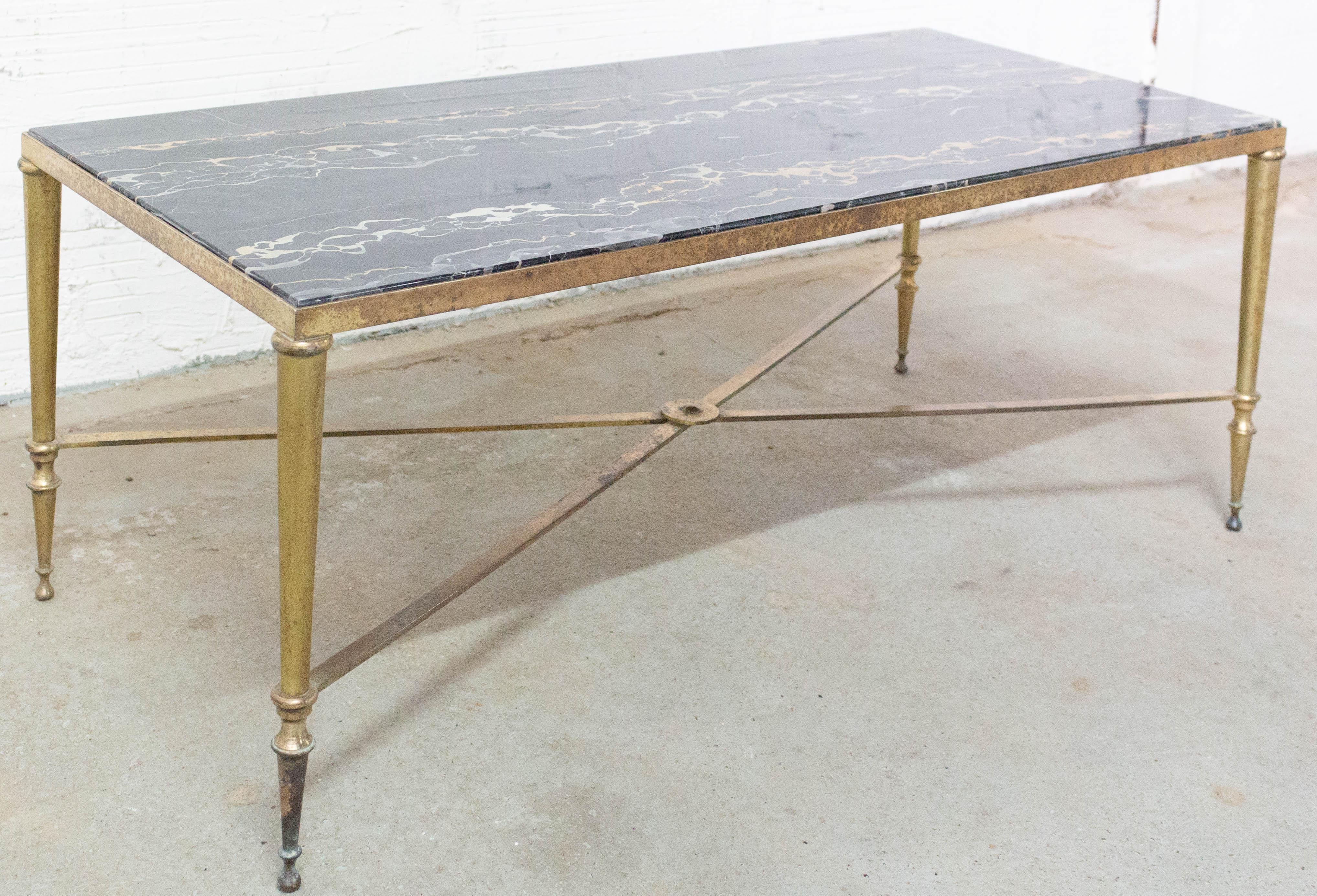 Mid-Century Modern Table basse Maison Jansen Midcentury Marbre noir et plateau en laiton doré