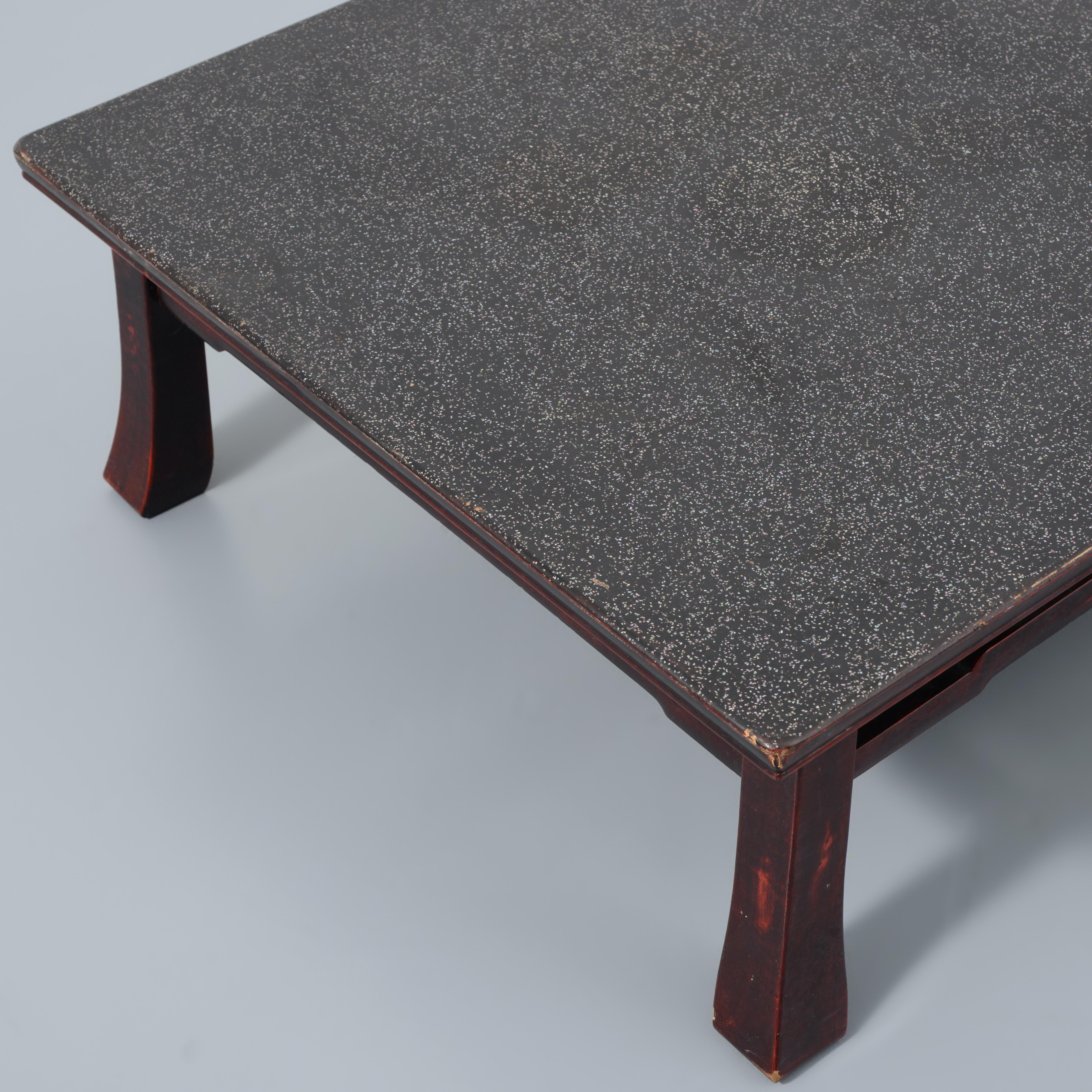 Bois Table basse, façon Ado Chale en vente