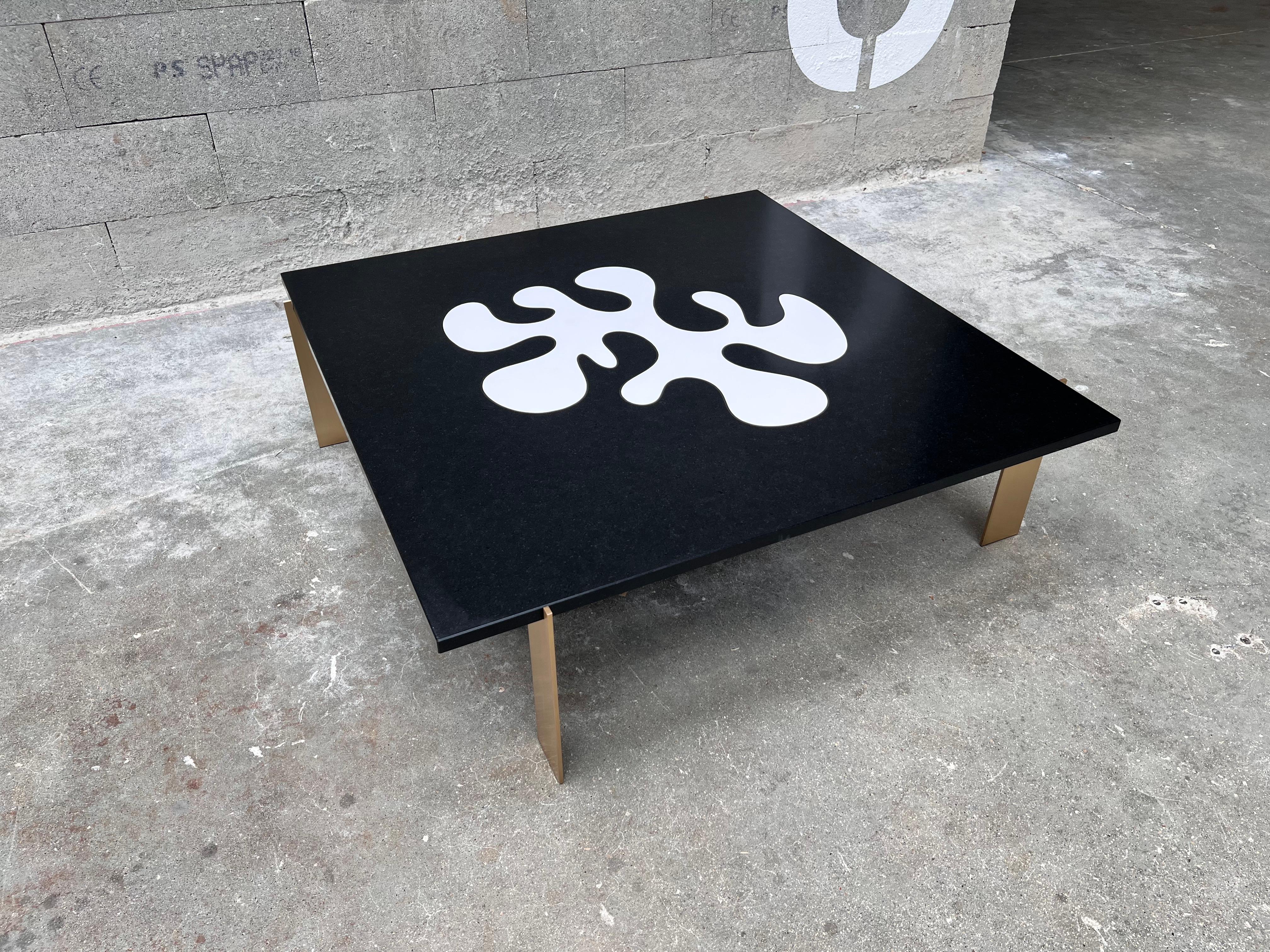 Français Table basse Matisse en granit noir du Zimbabwe en vente