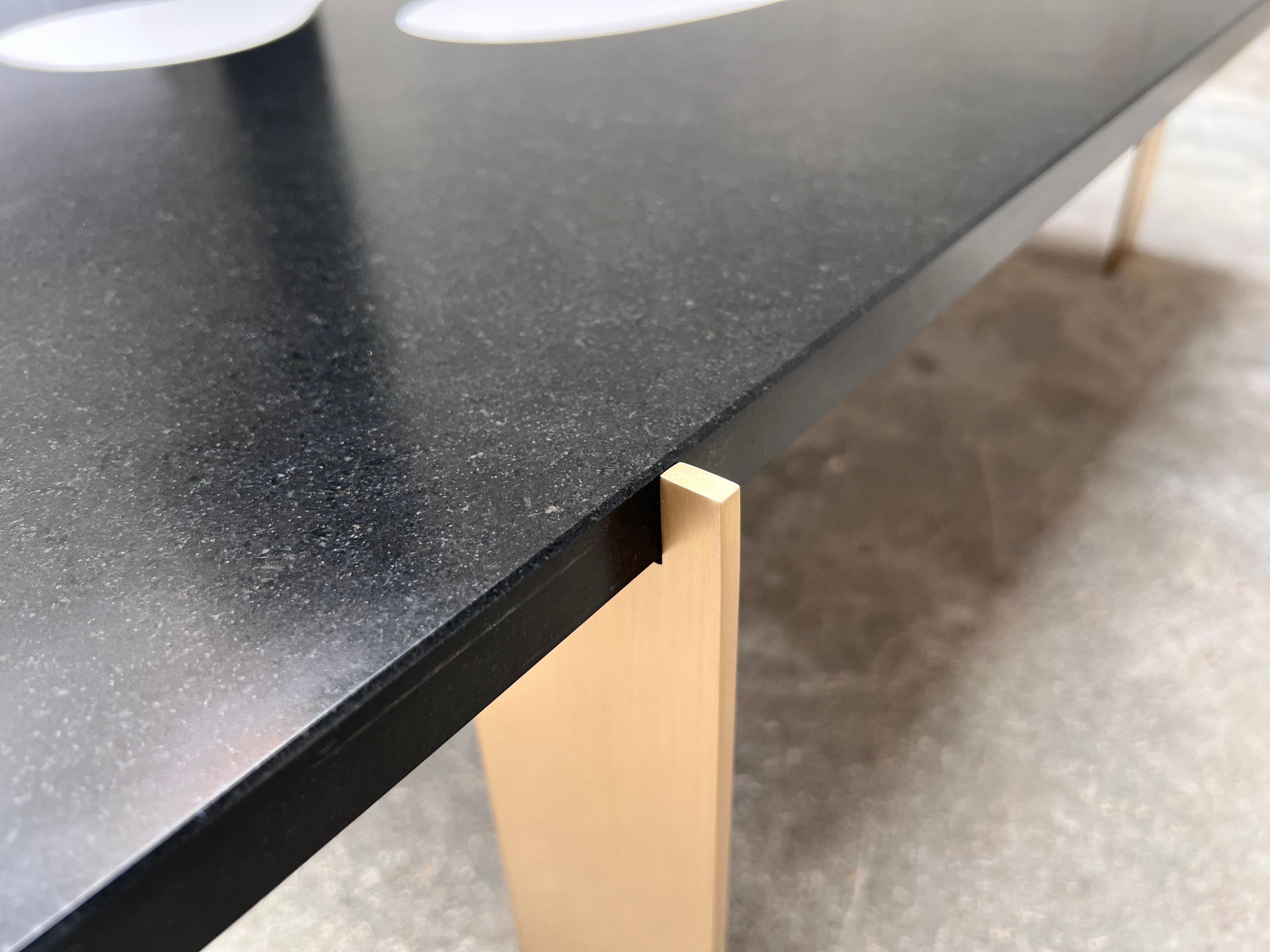 Laiton Table basse Matisse en granit noir du Zimbabwe en vente