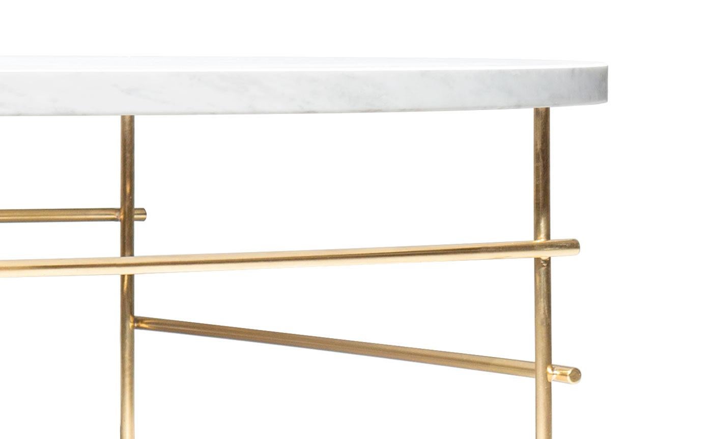Der Marblelous Coffe Table Medium ist ein niedriger Tisch im minimalistischen Stil, der aus einem Sockel aus behandeltem Carrara-Marmor und vier Beinen aus massivem Messing besteht, die durch silbergeschweißte Querstreben aus massivem Messing