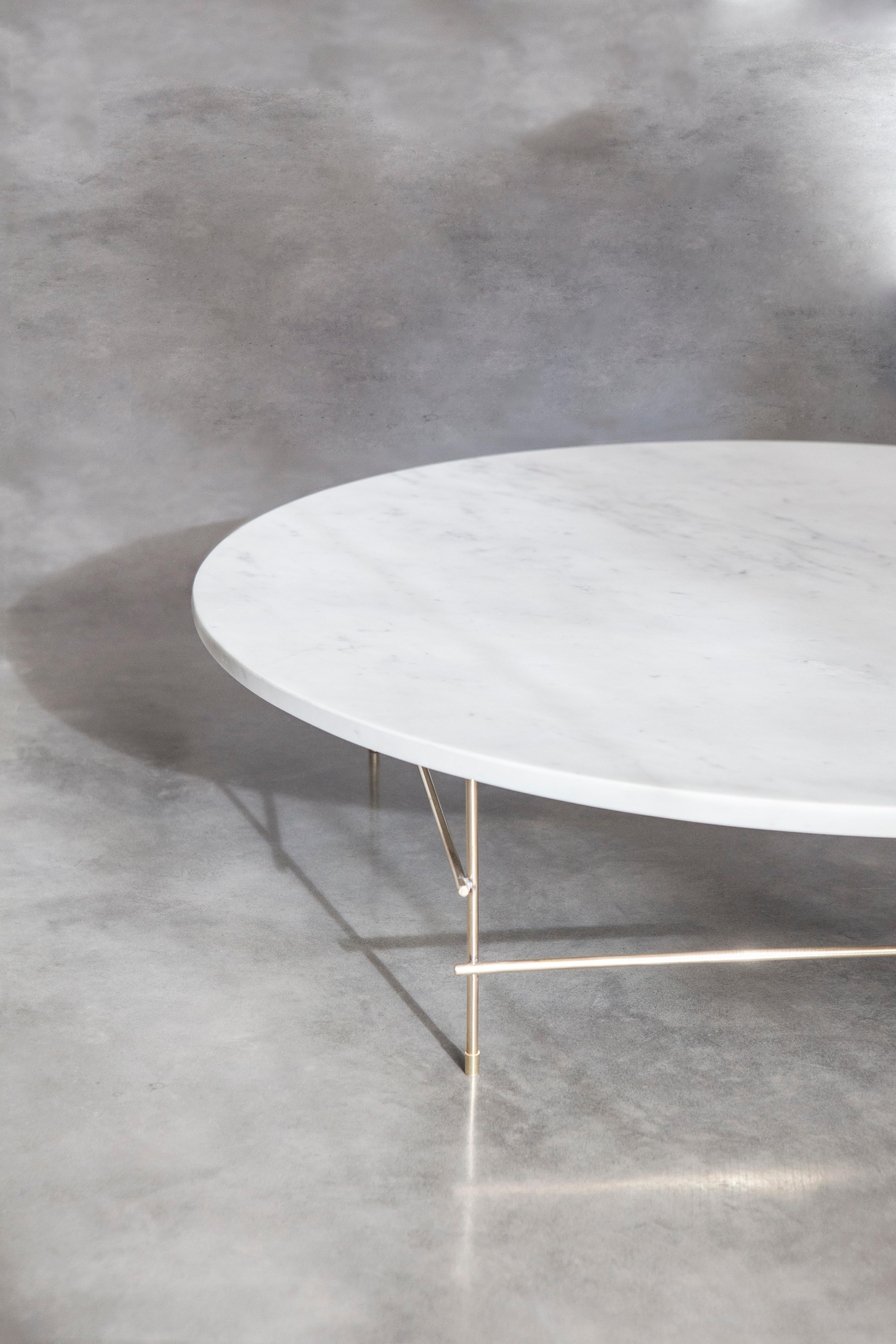 “Brass Coffee Table” White Carrara Marble Minimalist Coffee Table by Aparentment In New Condition For Sale In Terrassa, Catalonia