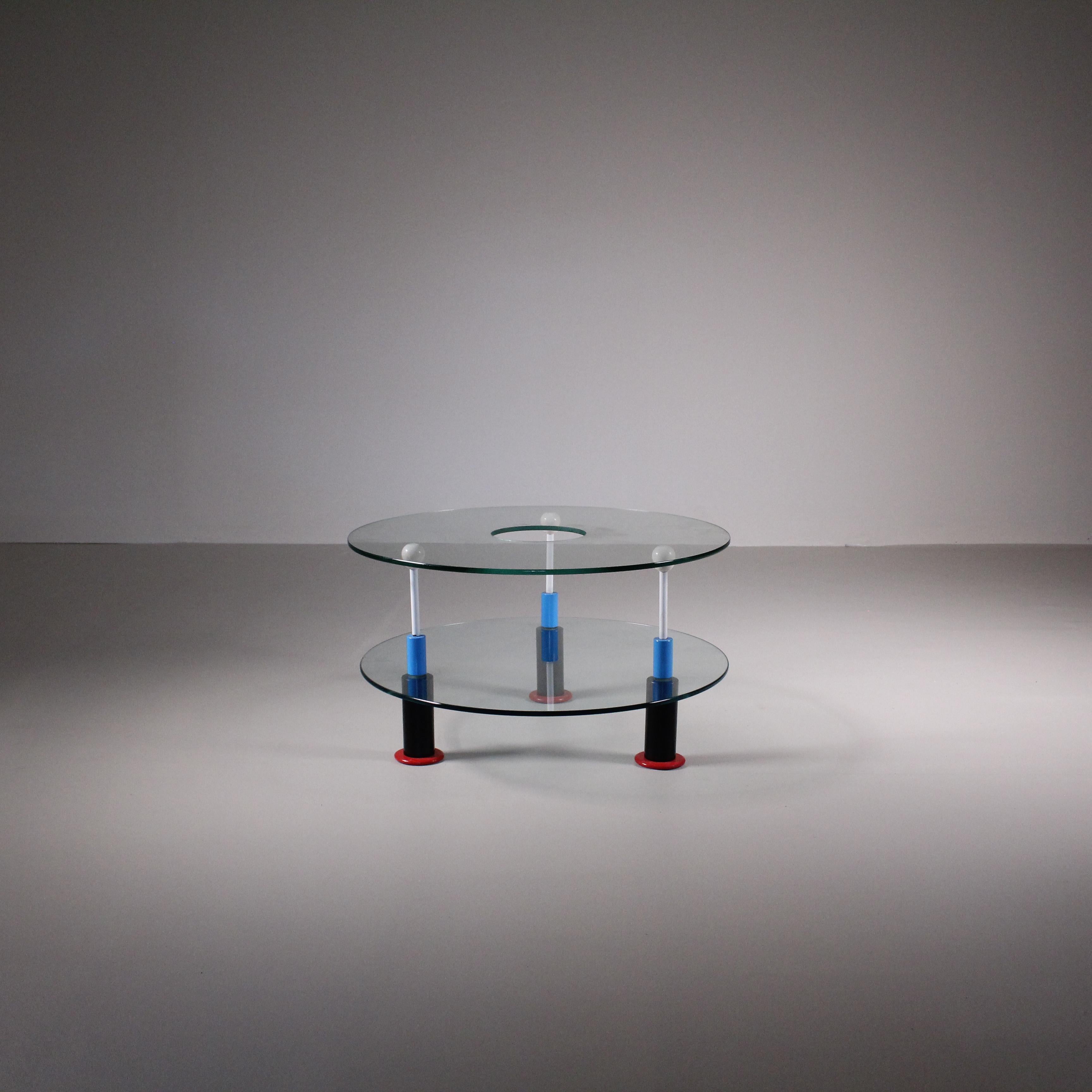 an extremely unique coffee table. Designed and produced in Italy in the 1980s, following the memphis style, it is an incrediblely interesting object and perfect for all design enthusiasts. Although it does not carry a signature, the quality of