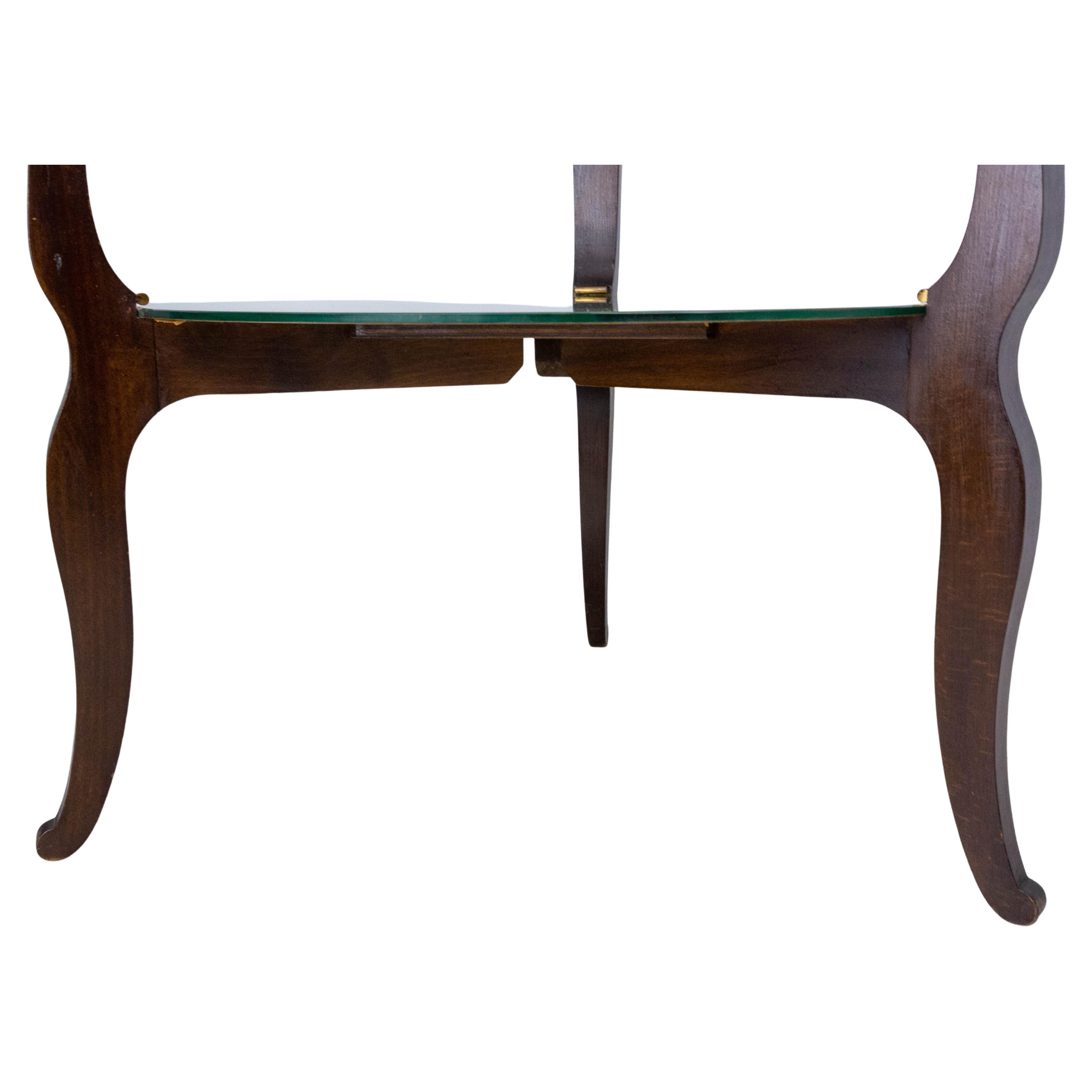 Table basse avec plateau en verre et miroir gravé
Le plateau et l'étagère sont soutenus par trois élégants pieds en bois et des supports en laiton.
France, vers 1960
En bon état d'origine avec seulement des marques mineures rien de distrayant