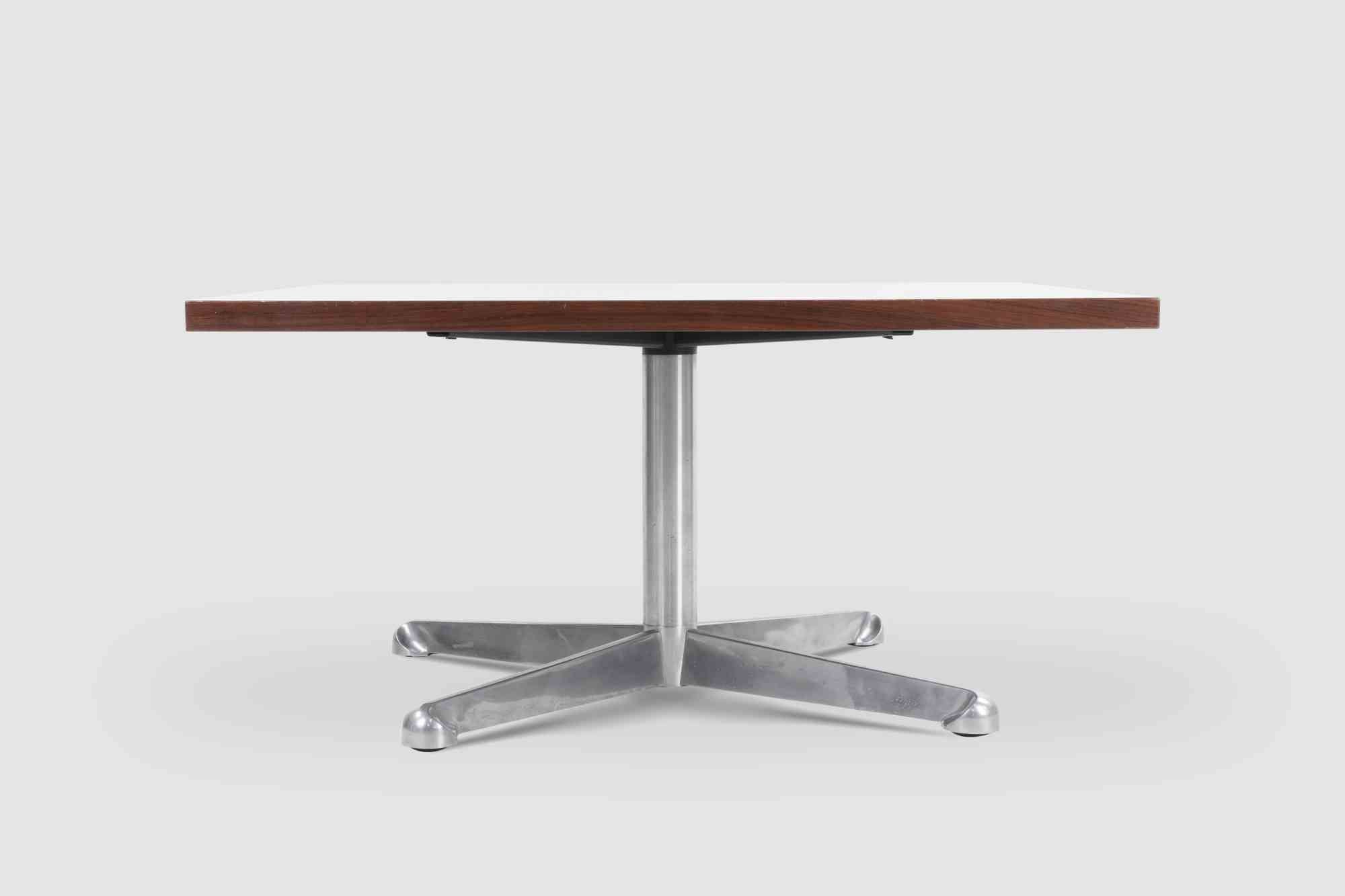 Table à café vintage Mod. T160 réalisé par Osvaldo Borsani pour Tecno Varedo en 1967.

Aluminium moulé sous pression et bois de rose.

Bon état