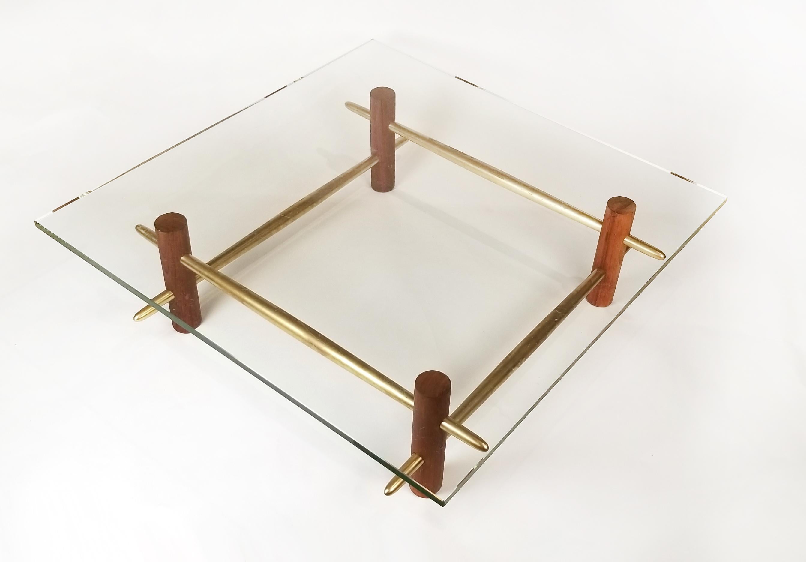 Rare, ancienne et importante table basse conçue par Robsjohn Gibbings pour Widdicomb 1952, modèle 1640. La table est en excellent état d'origine avec le magnifique verre de bordure vert clair d'origine. La base est composée de piliers en acajou