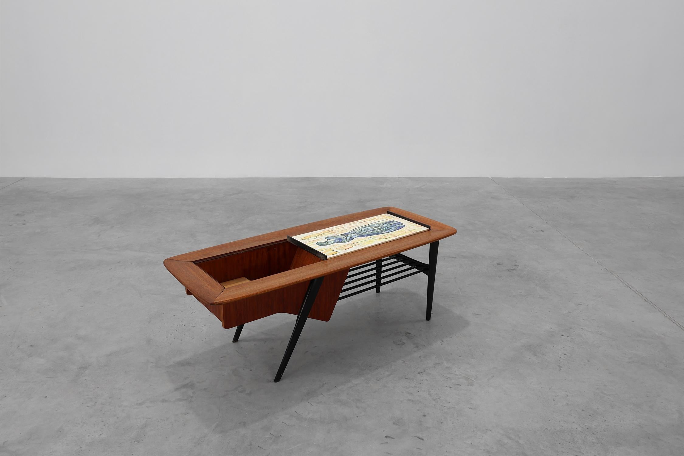 Milieu du XXe siècle Coffee Table model 210, teak wood and ceramic, by Alfred Hendrickx, Belform en vente