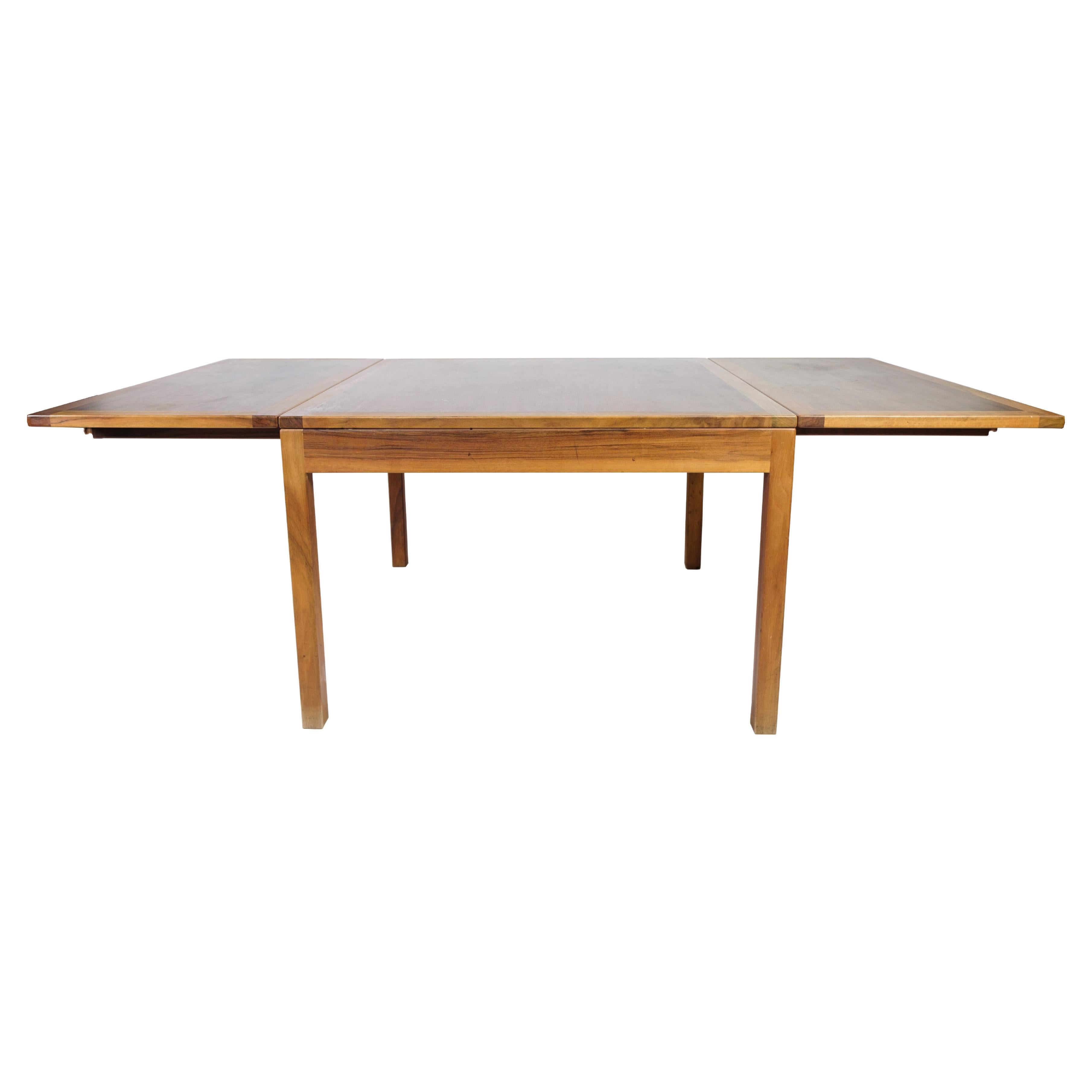Cette table basse, fabriquée en acajou/noyer et portant le numéro de modèle 5362, met en valeur les prouesses du célèbre designer danois Børge Mogensen et est fabriquée par Fredericia Furniture.

La praticité rencontre l'élégance avec des rabats qui