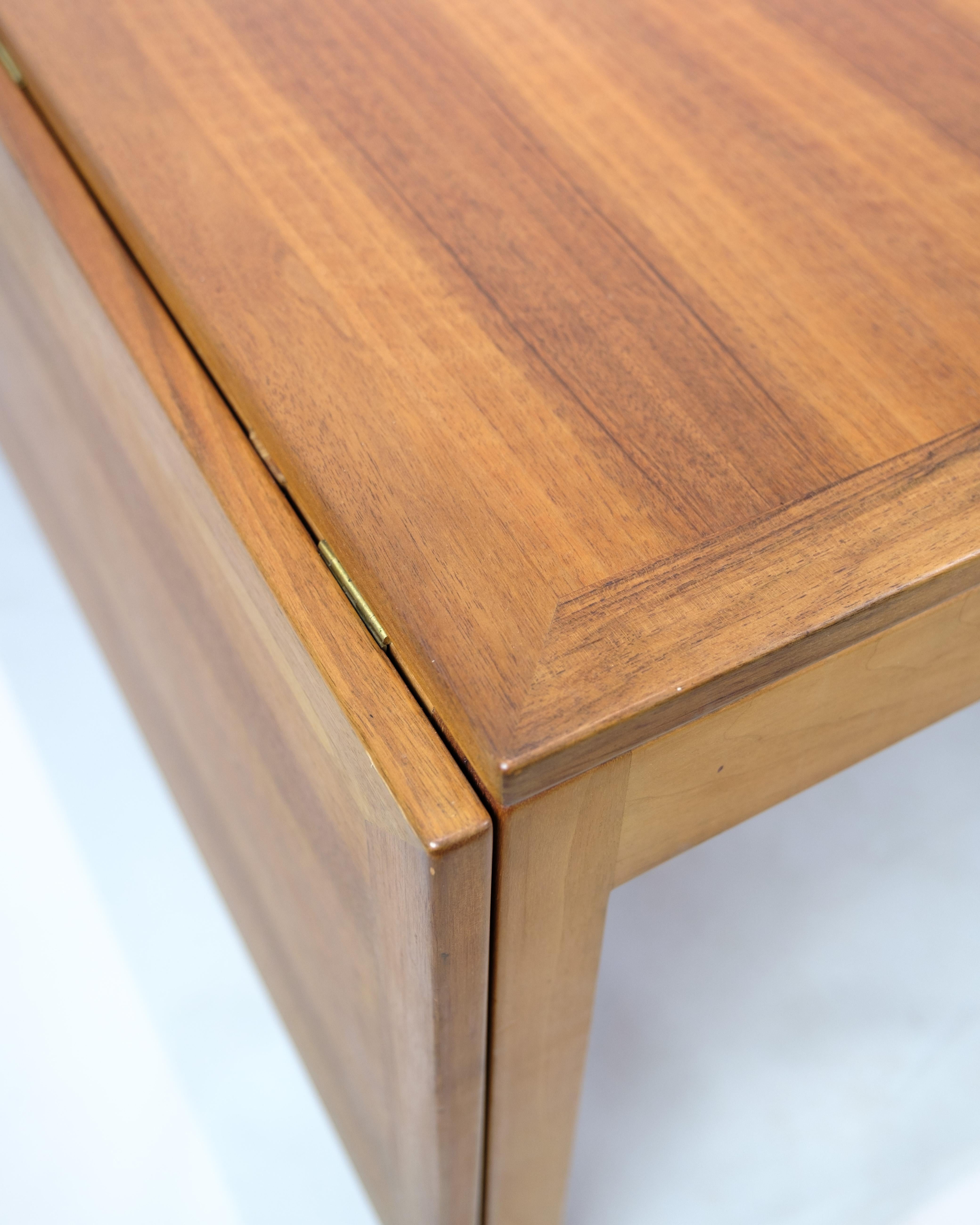 Dieser Couchtisch aus Mahagoni / Nussbaum ist das Modell 5362, entworfen von dem berühmten dänischen Möbeldesigner Børge Mogensen und hergestellt von Frederica Furniture.

Der Tisch hat Klappen, die je nach Bedarf hoch- oder heruntergeklappt werden
